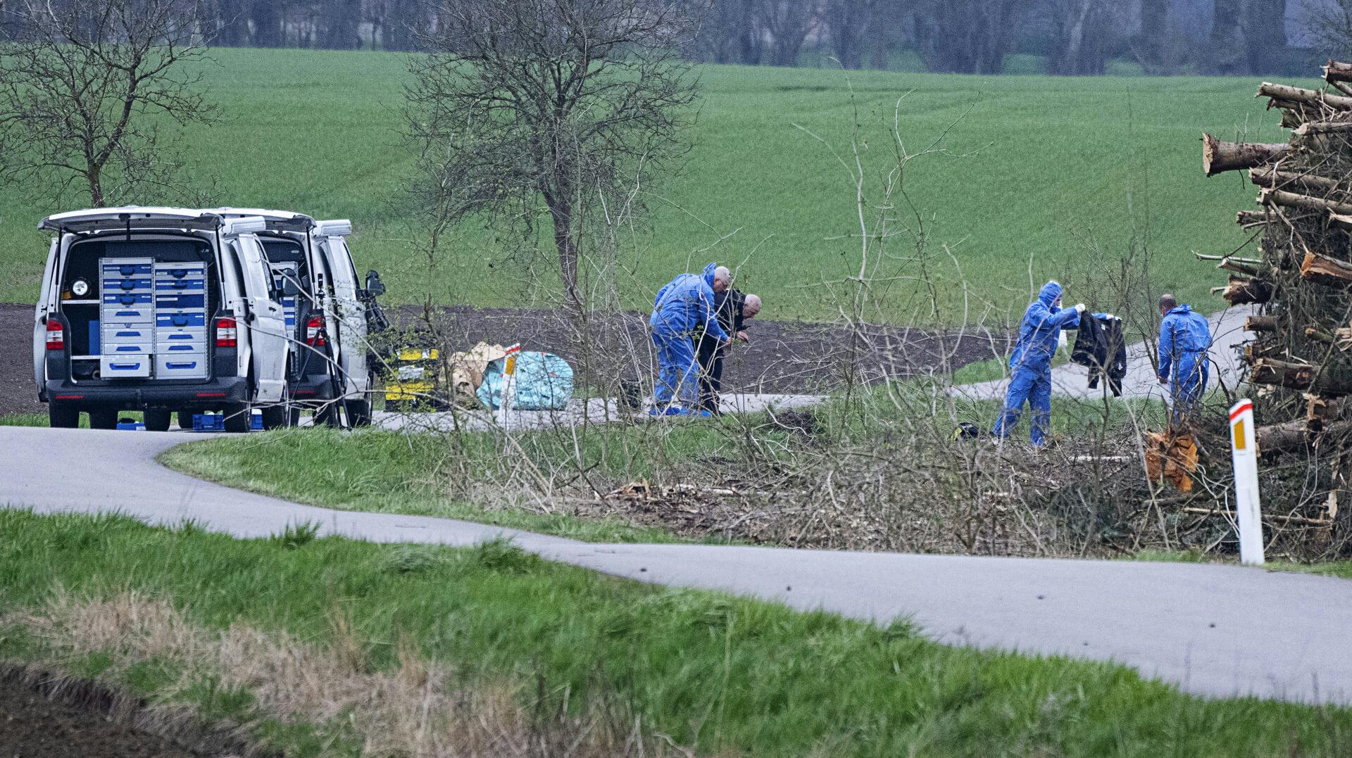 Politiet arbejdede intenst, efter den dengang 13-årige pige blev kidnappet. Her undersøger efterforskerne det sted, hvor hendes cykel, mobil og taske blev fundet.