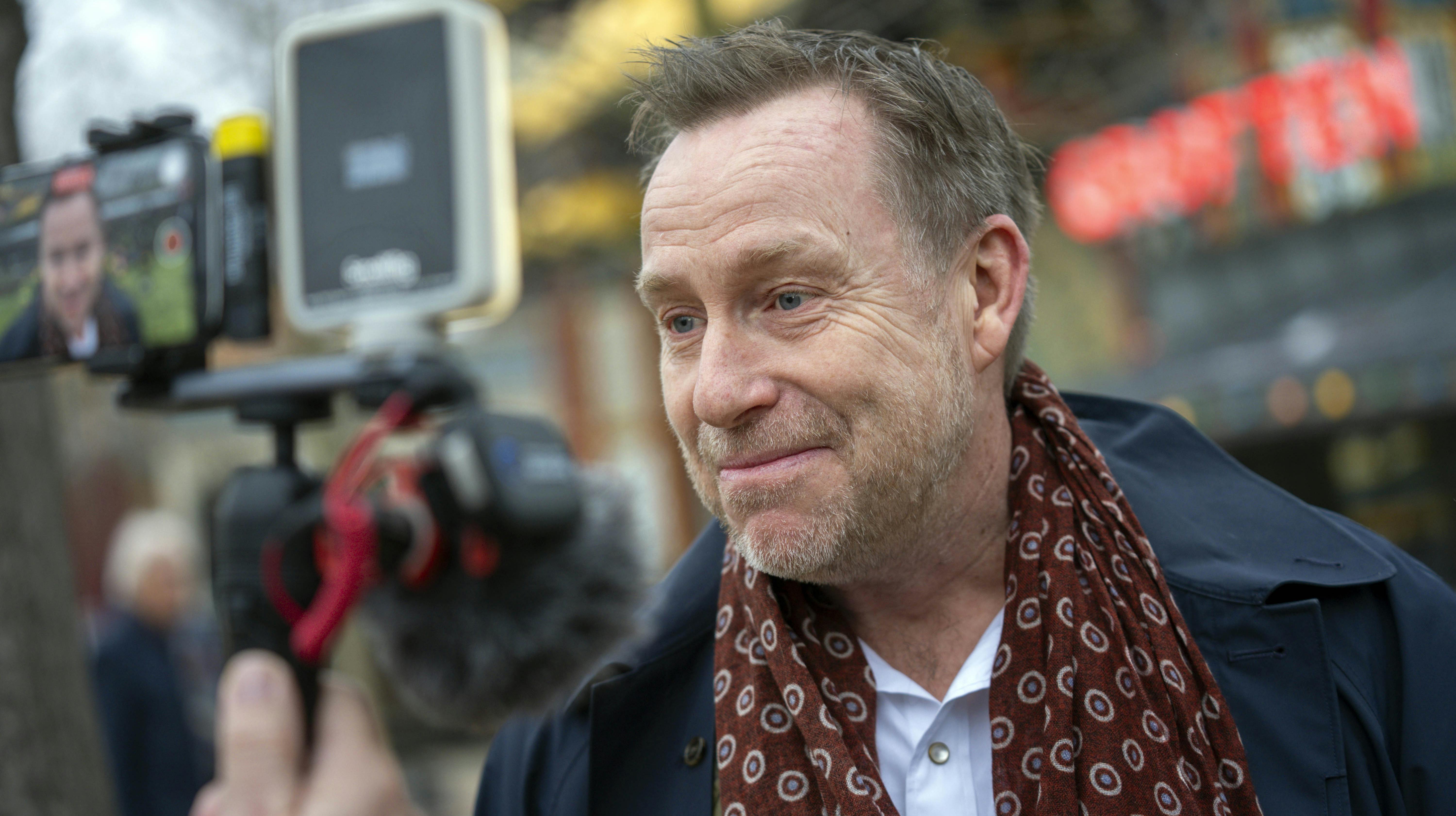 Adam Price hylder den nu afdøde Morten Arnfred. 