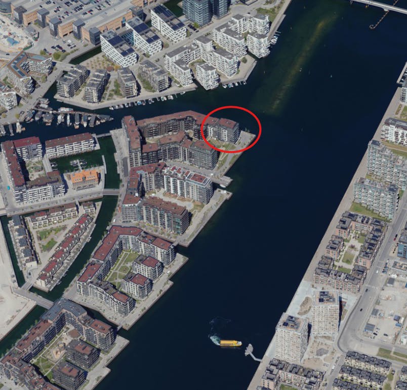 Udsigten og området er ifølge ejendomsmæglere, som sælger lejligheder i samme bygning, helt fantastisk.