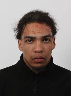 Oliver Kuya Skytt, 22 år, 183 cm høj - ukendt adresse - er den anden eftersøgte.
