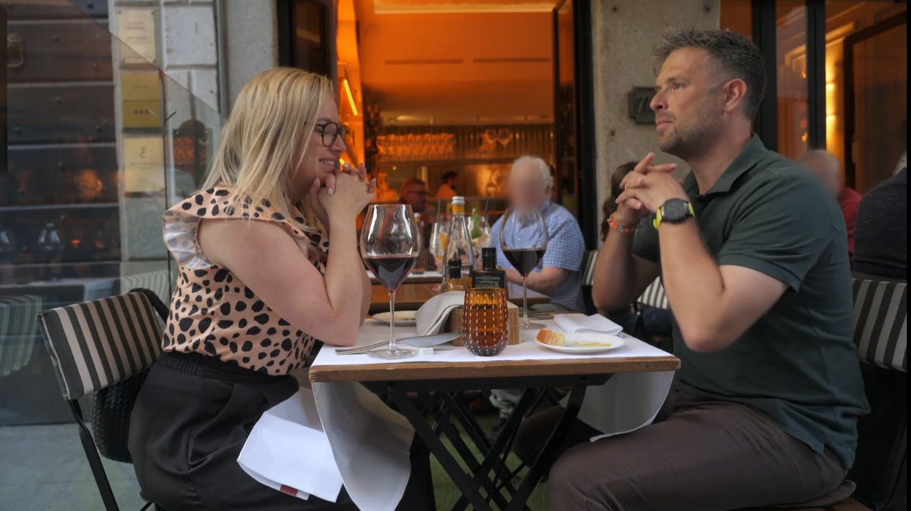 Dorthe og Lasse har først middag på bryllupsrejsen, da hun fornemmer, at han trækker sig.