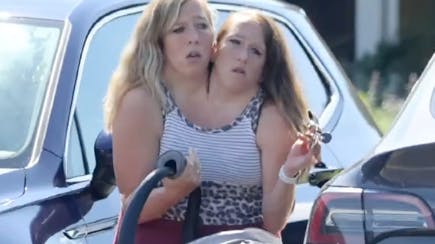 Nye billeder mere end antyder, at de siamesiske tvillinger Abigail ”Abby” og Brittany Hensel har fået en baby.