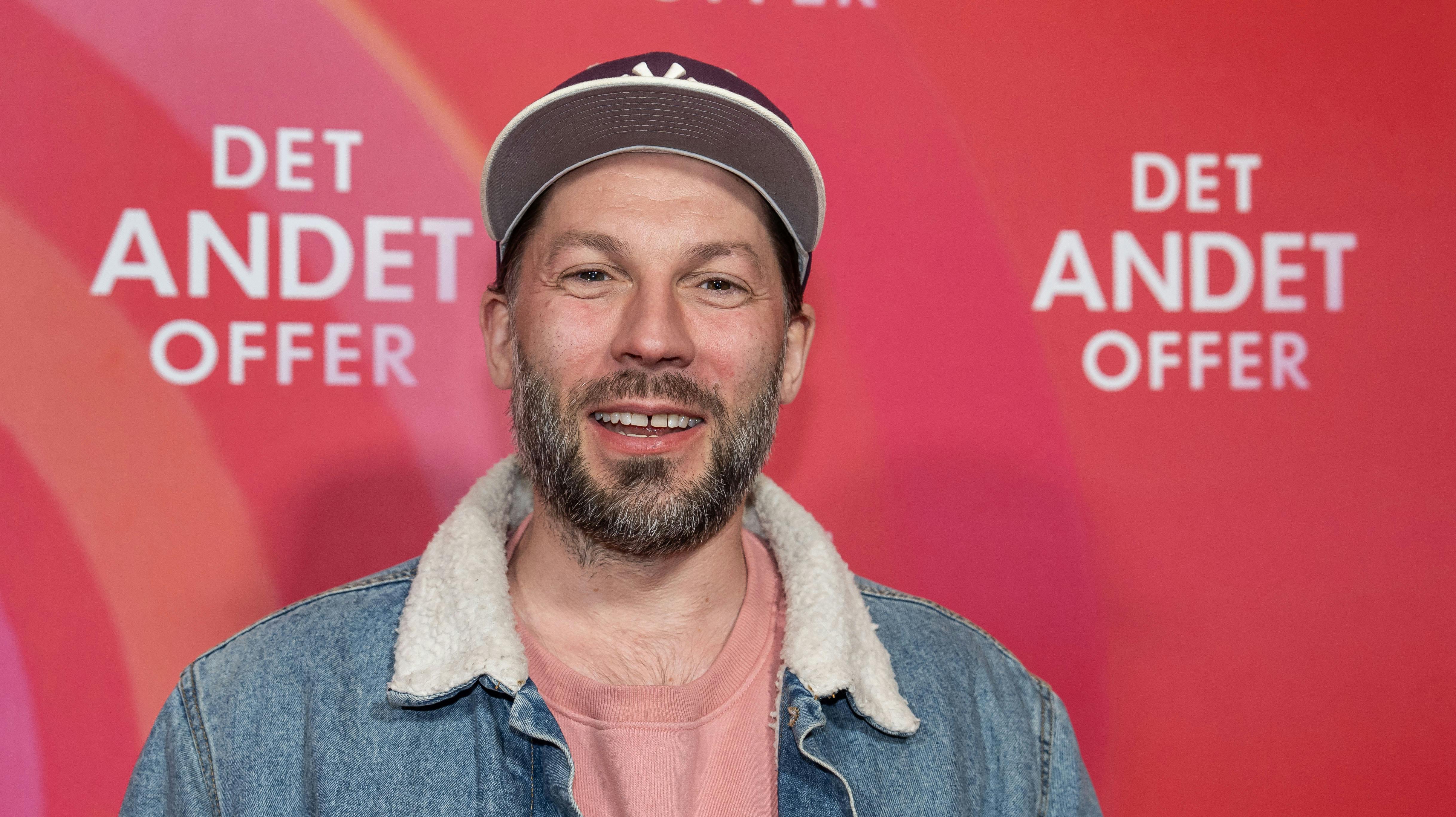 Skuespiller Simon Stenspil blev opereret i øjet i sidste uge. Nu deler han nyt om helbredet.