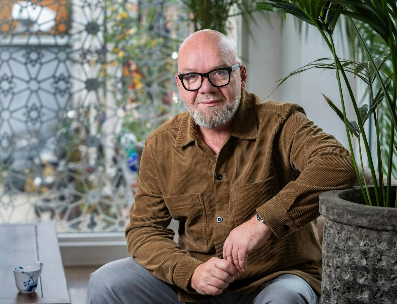 Komikeren, der blev far for tredje gang sidste år, bytter nu Københavns brosten ud med mere plads og natur.
