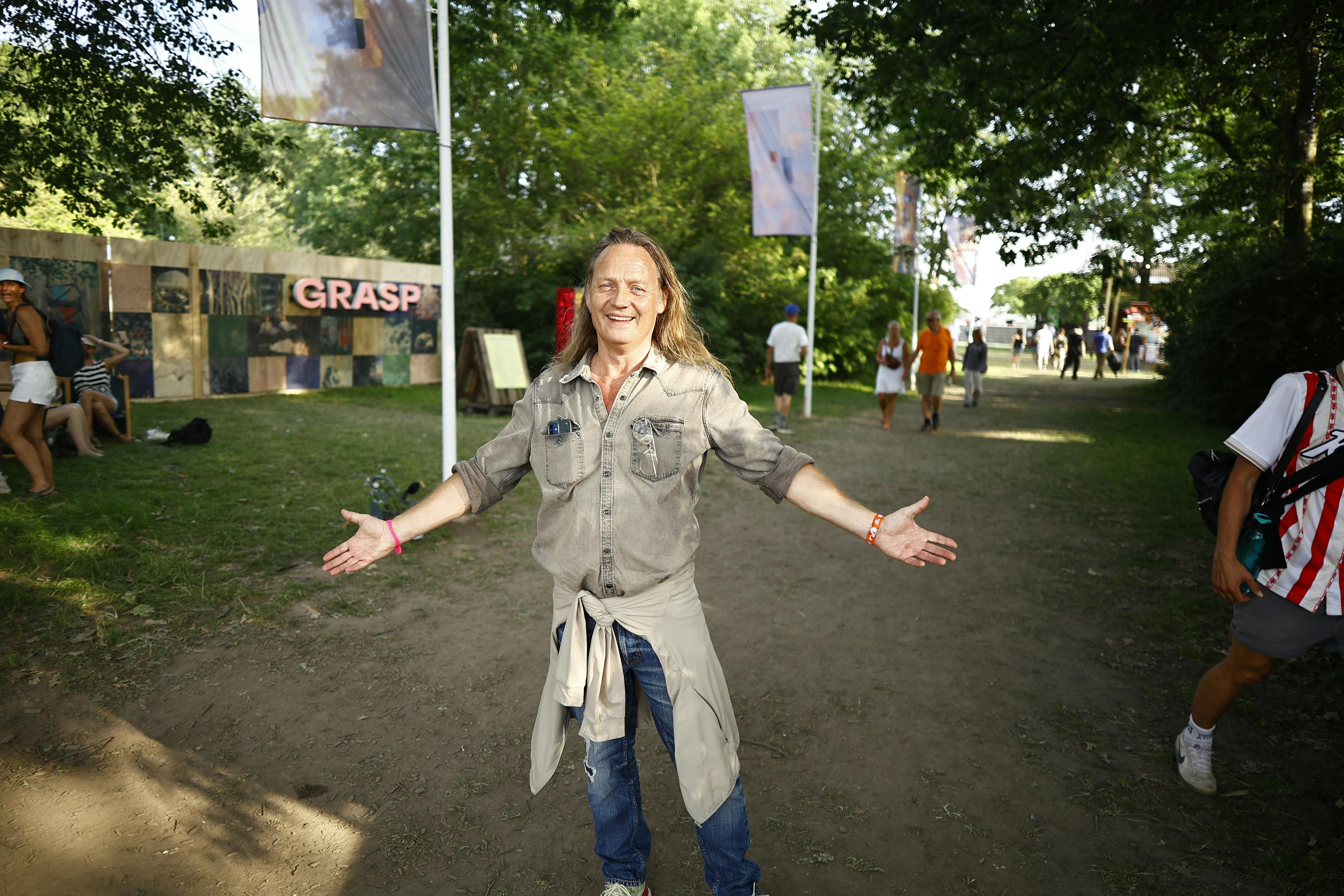 SE og HØR mødte Jesper Binzer på Roskilde Festival, hvor han havde tøj på kroppen.
