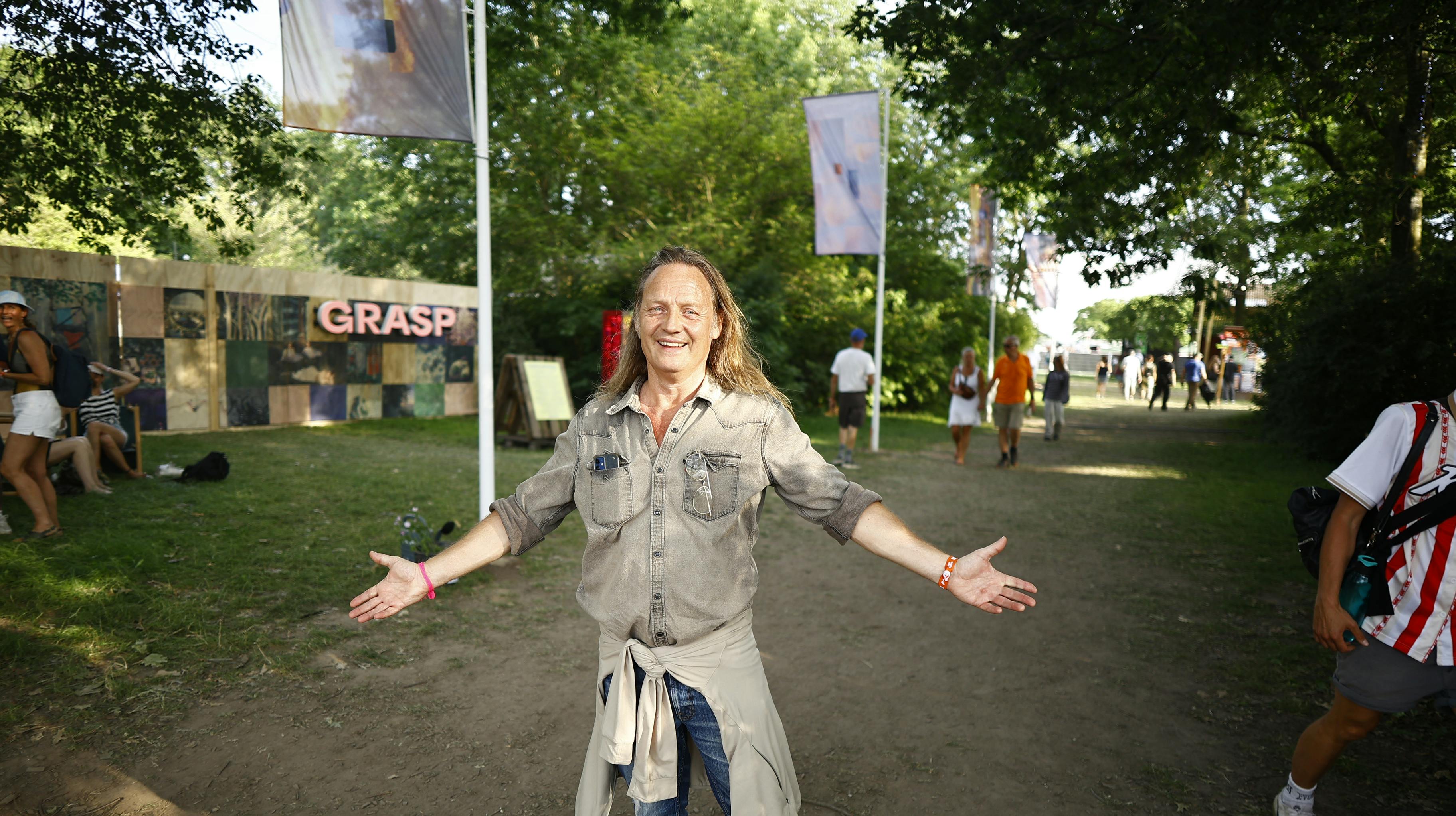 SE og HØR mødte Jesper Binzer på Roskilde Festival, hvor han havde tøj på kroppen.