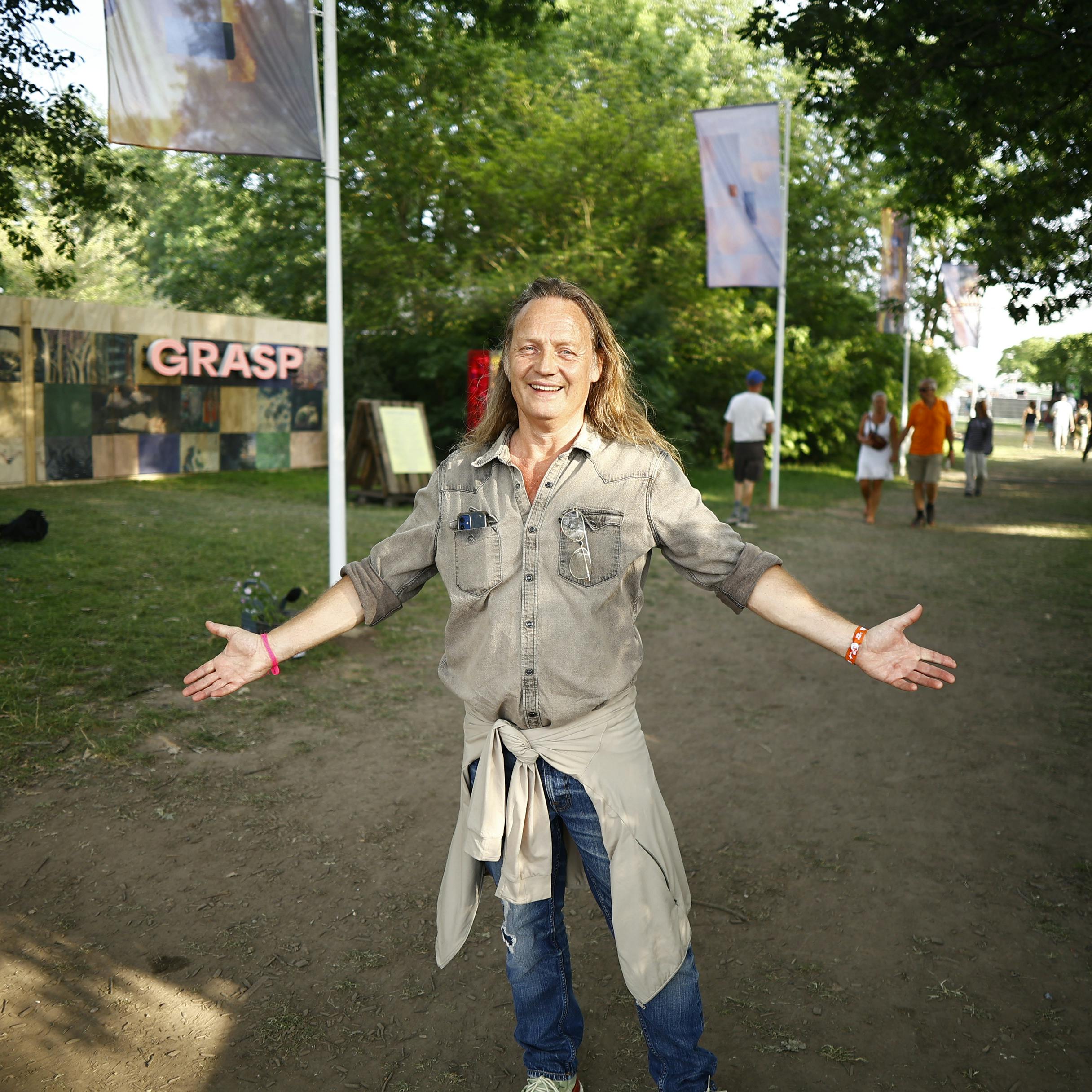 SE og HØR mødte Jesper Binzer på Roskilde Festival, hvor han havde tøj på kroppen.