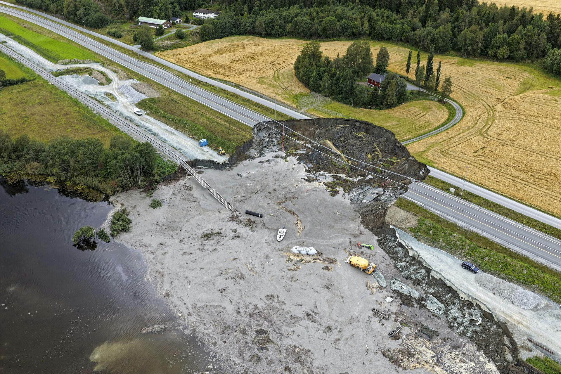 En dansk mand er forsat savnet efter et jordskred i den norske kommune Levanger søndag.