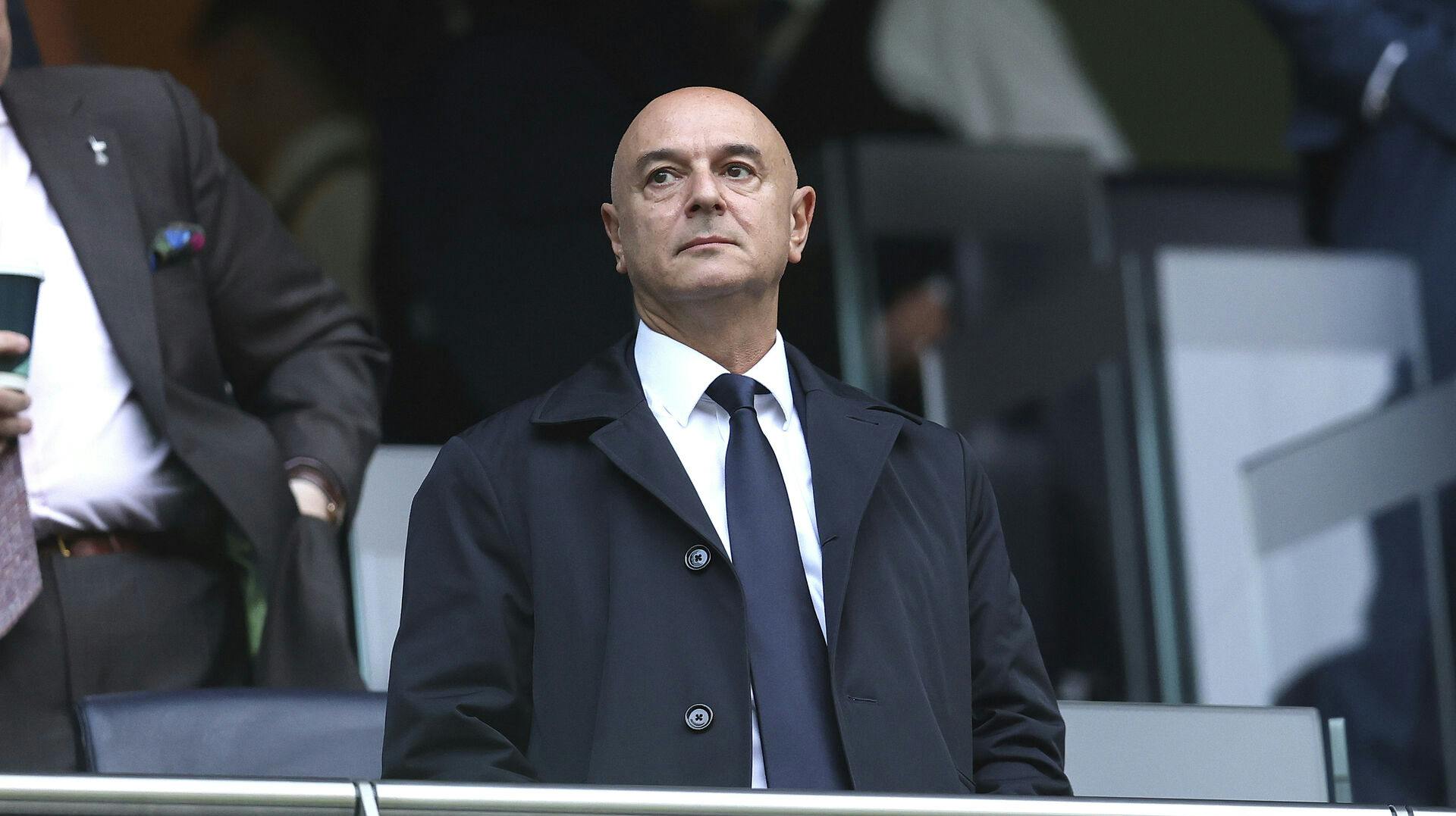 Daniel Levy stopper i Tottenham.
