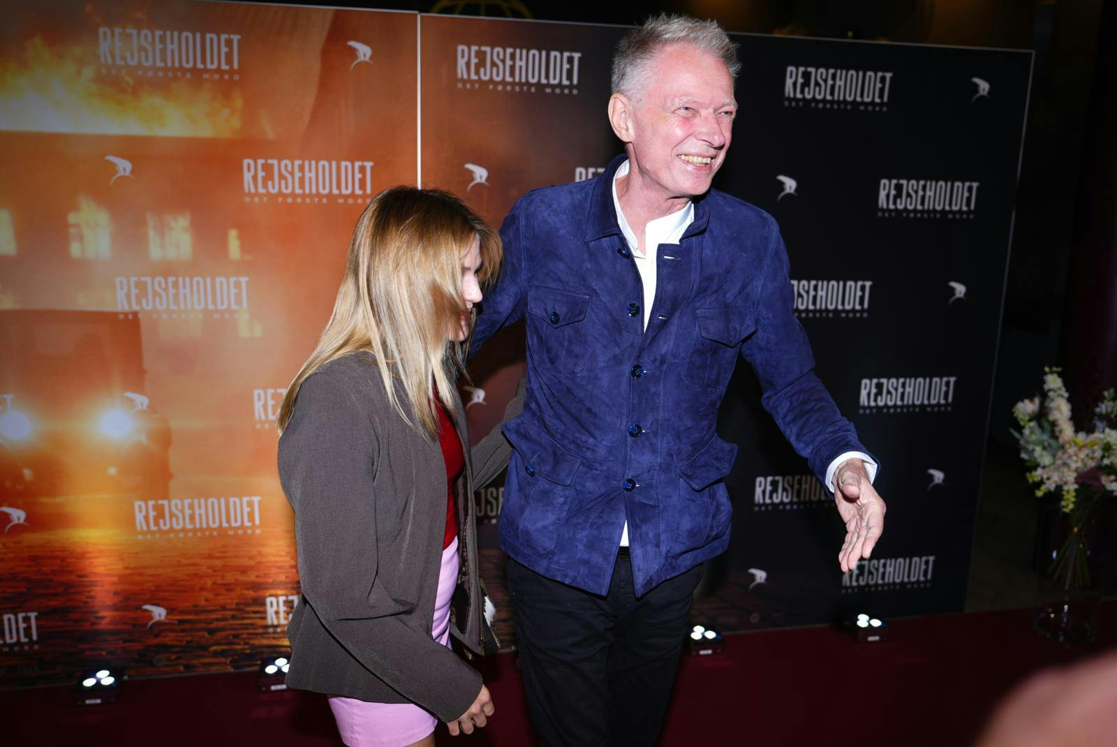 Klaus Riskær førte ordet, mens hans kæreste, Tara, stod smilende ved hans side.