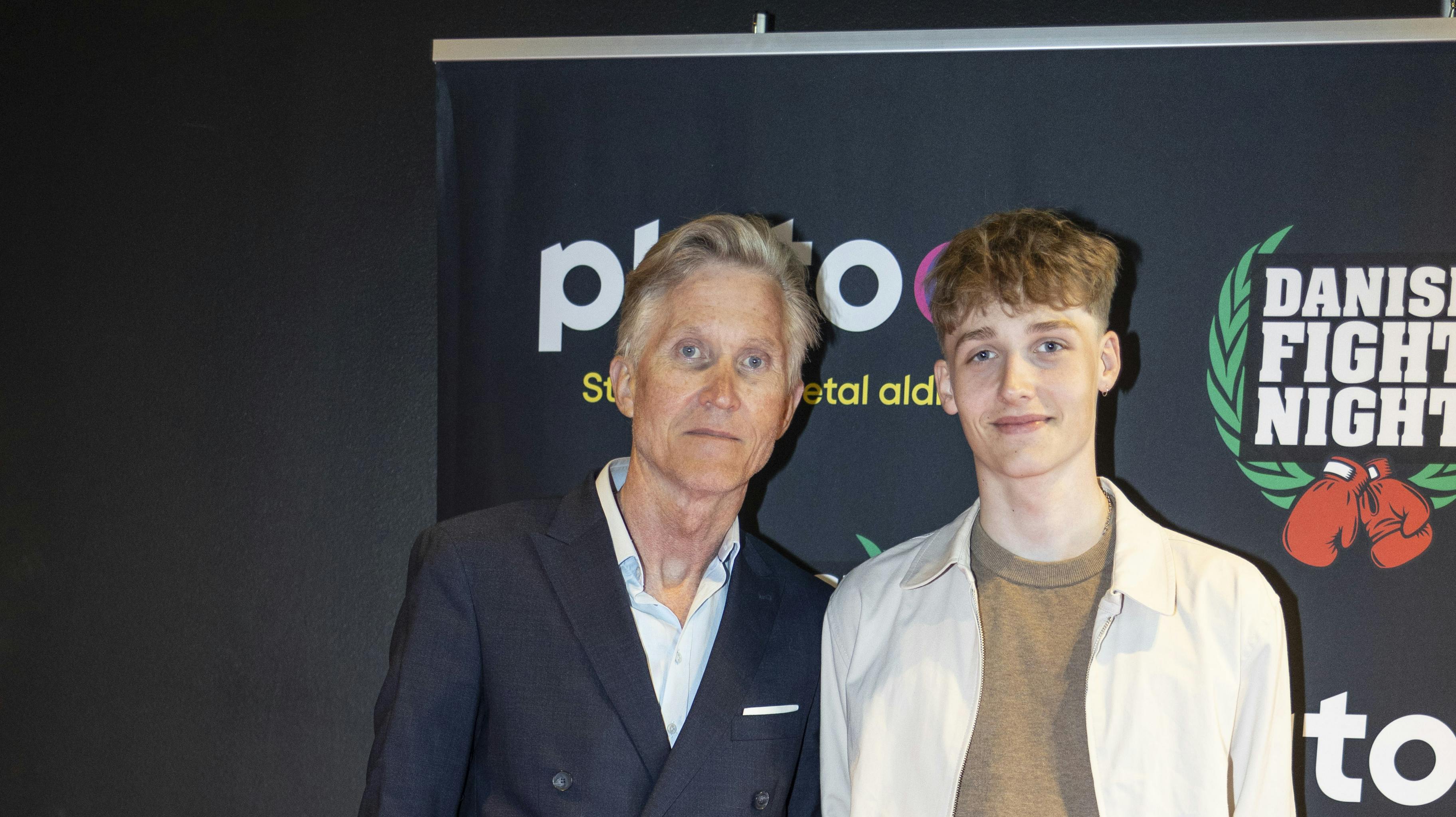 Brian Holm med sønnen Albert Holm, der har parkeret cykeldrømmen.