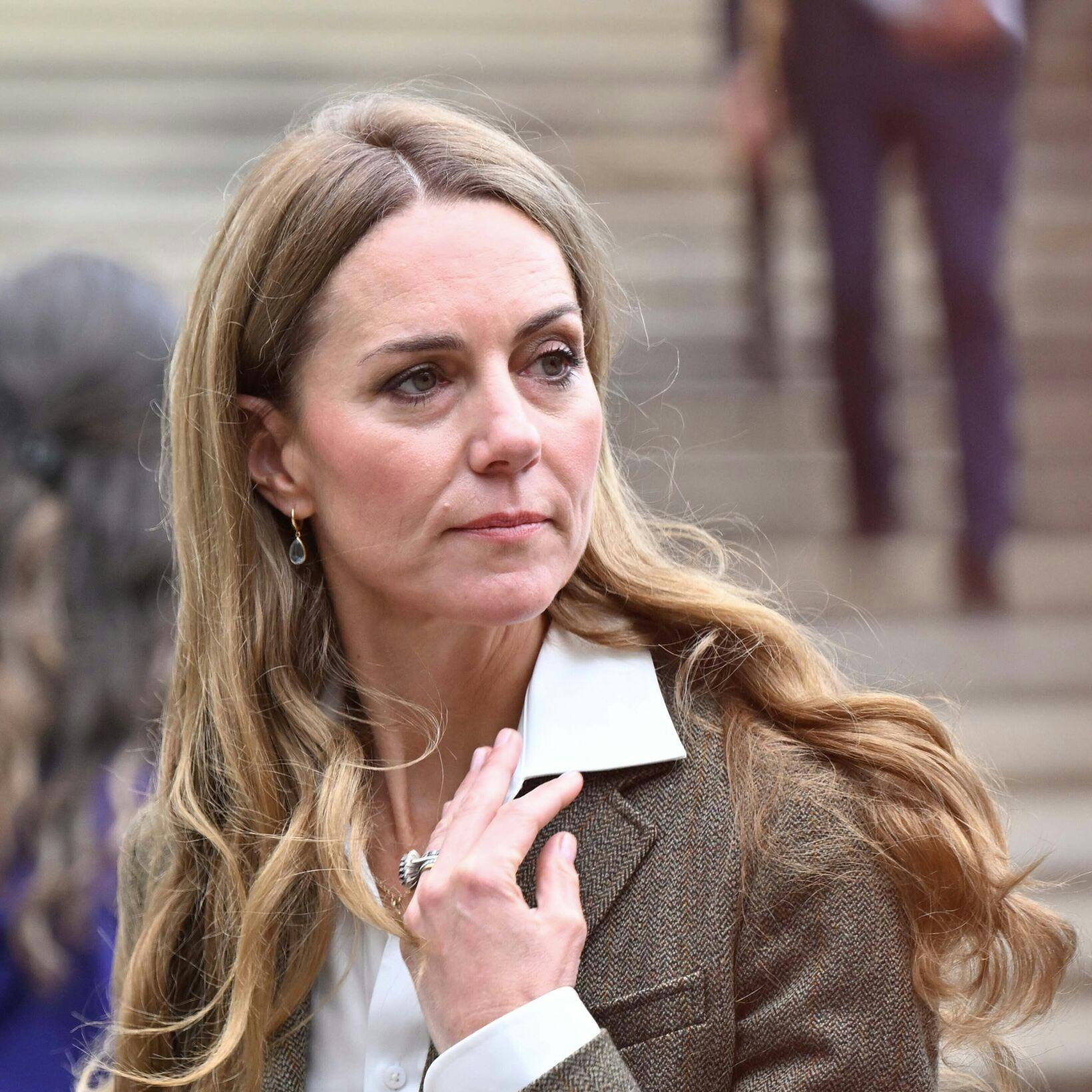 Prinsesse Kate har bestemt ikke kun fået rosende ord og kommentarer om sit nye look. Flere påpeger blandt andet, at der må være tale om ”den grimmeste” paryk – og antyder dermed, at prinsessen stadig kæmper mod kræft