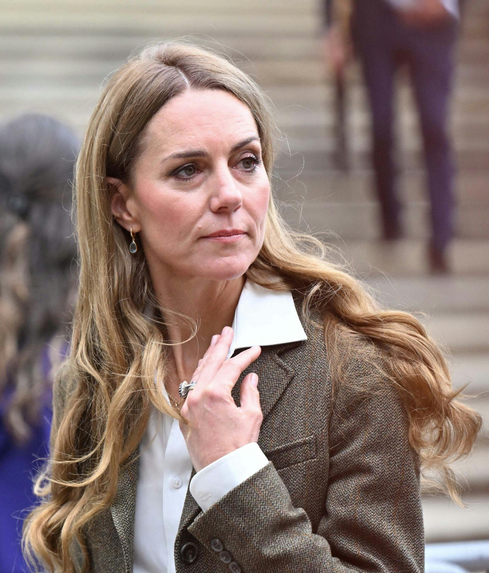 Lokkerne er i dag noget lysere og længere hos prinsesse Kate, end vi nogensinde har set. 