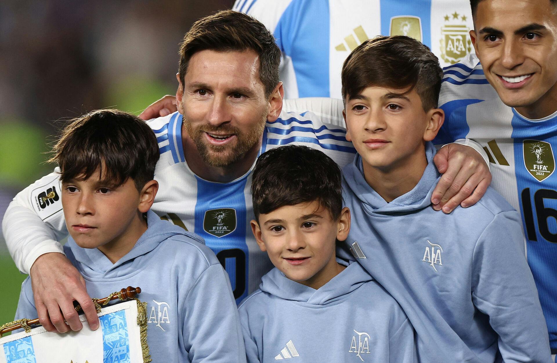 Lionel Messi havde sine unger med på banen i nat.&nbsp;