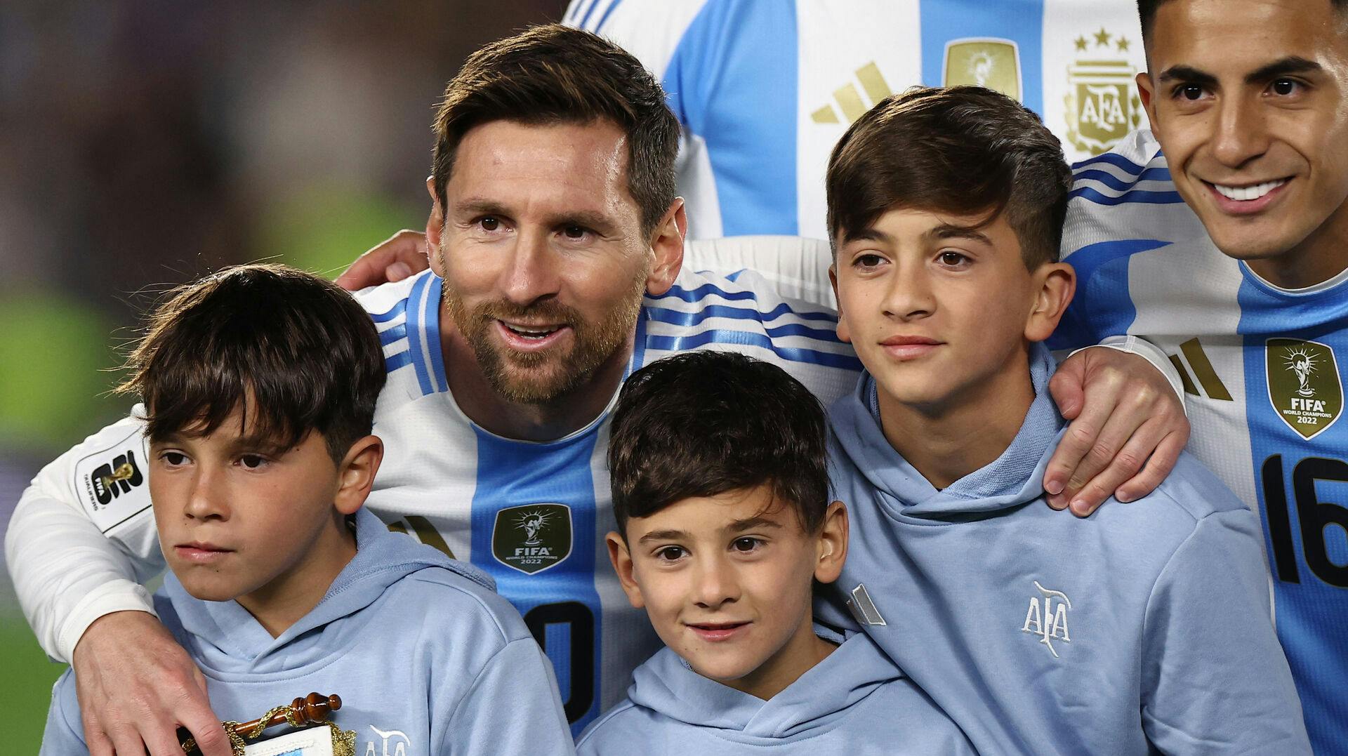 Lionel Messi havde sine unger med på banen i nat. 