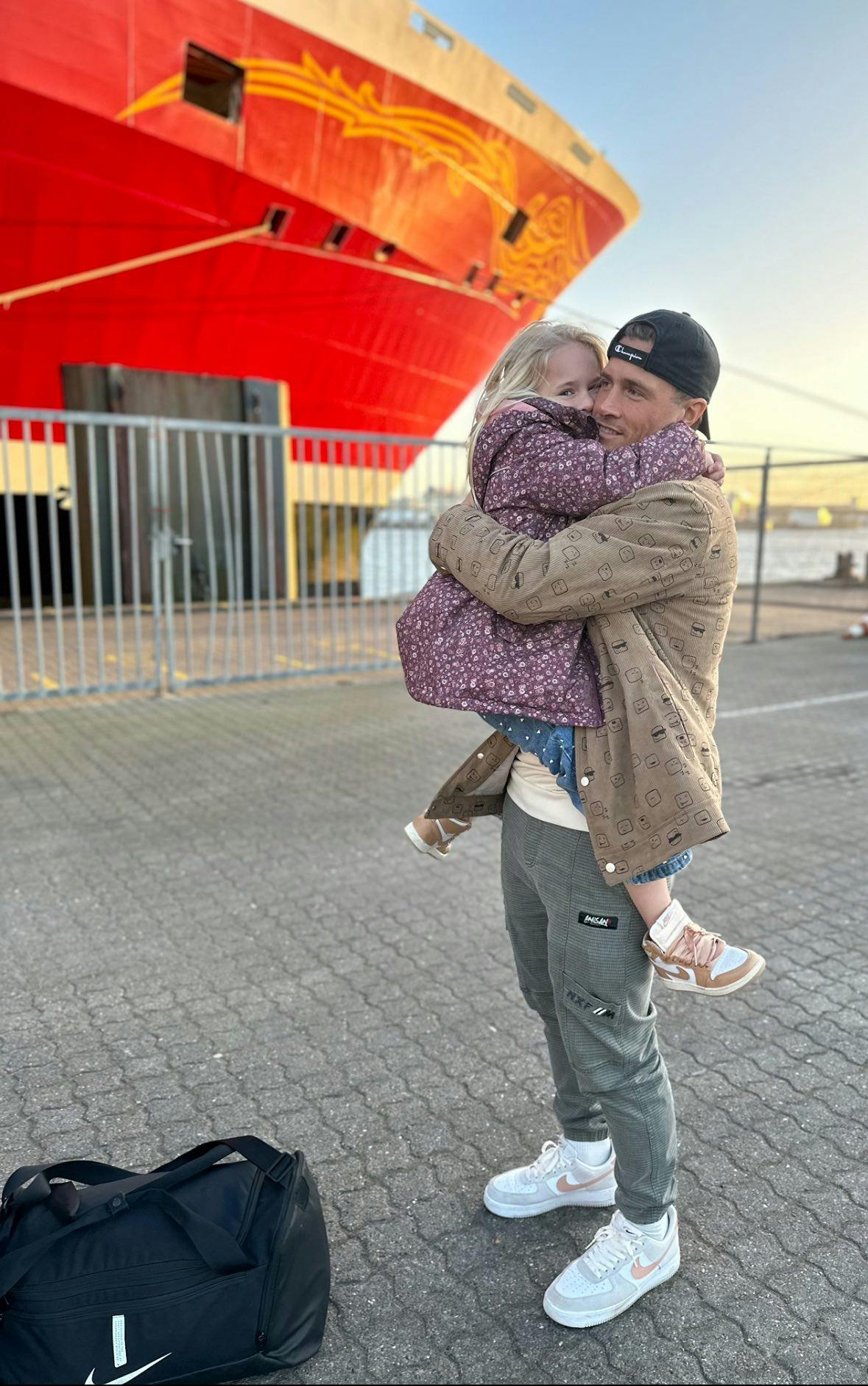 Anders Thimm og datteren Selma, inden han rejste af sted mod "Robinson Ekspeditionen".