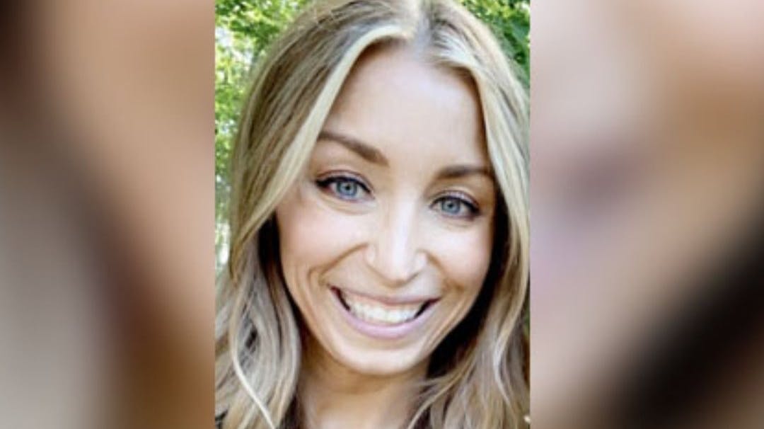 37-årige Julie Rizzitello er tiltalt for at have sex med to elever.