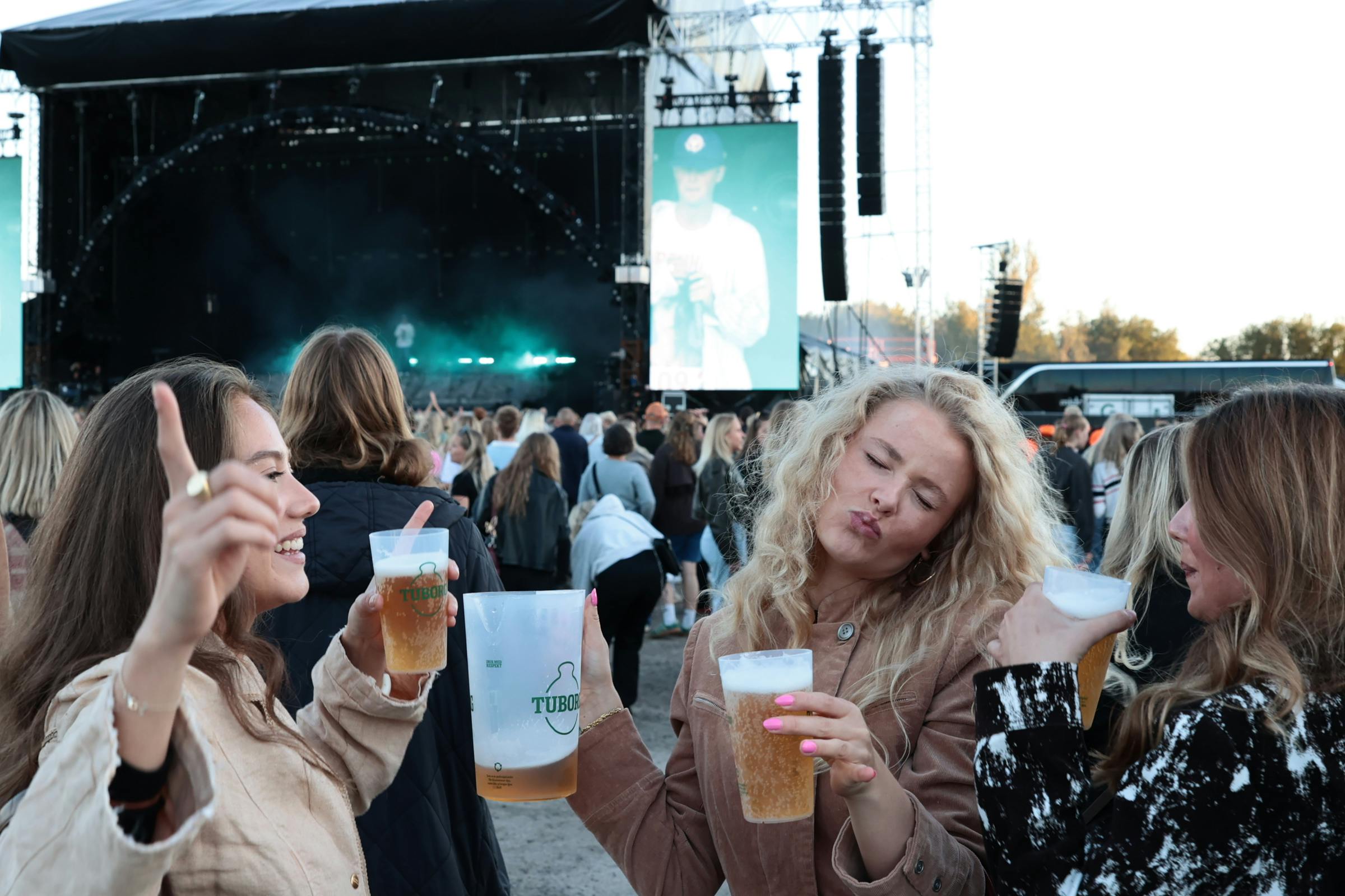 Der bliver allerede danset, før den danske hitmager overhovedet er gået på scenen.