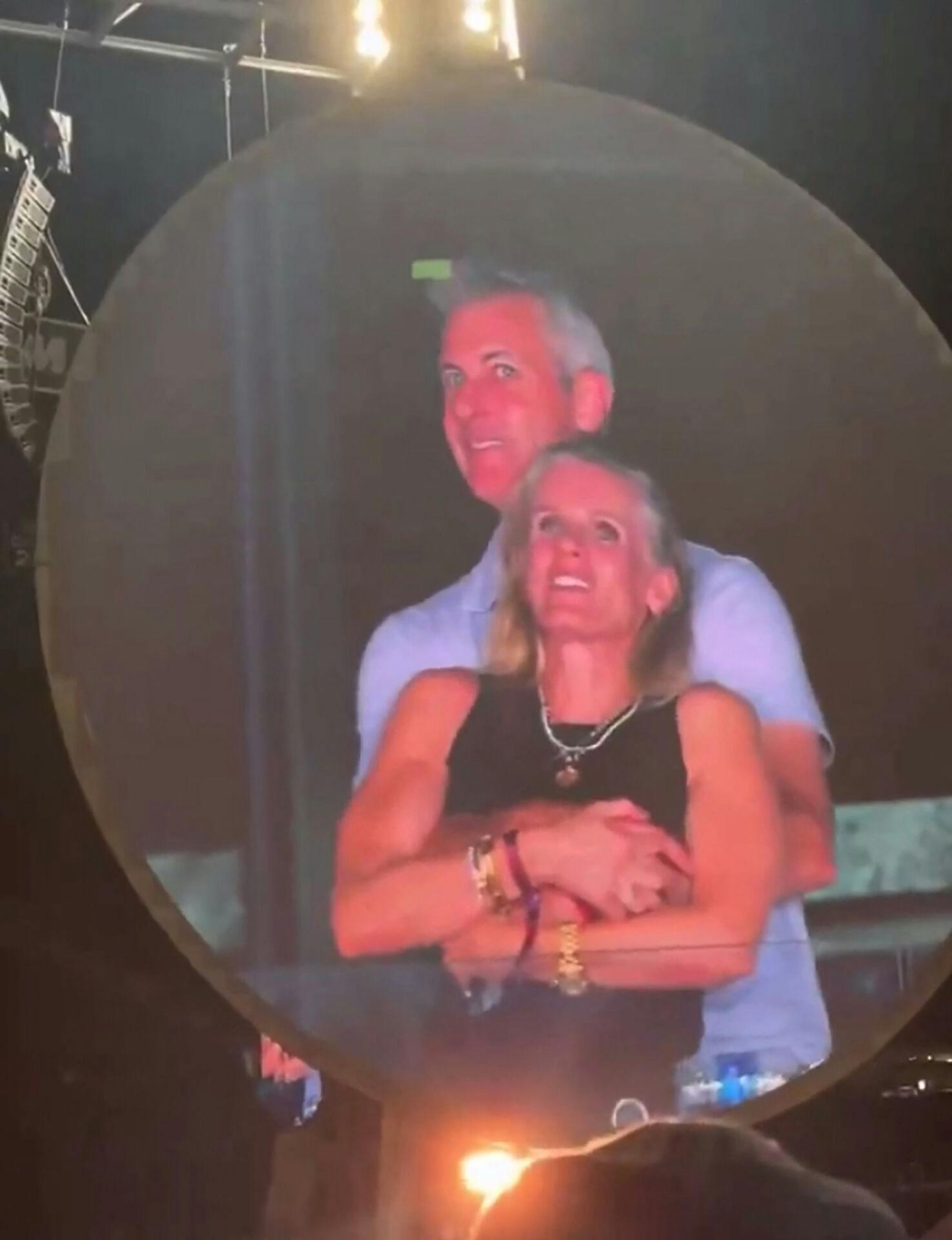 Andy Byron og Kristin Cabot blev fanget i en intim stund under en Coldplay-koncert.