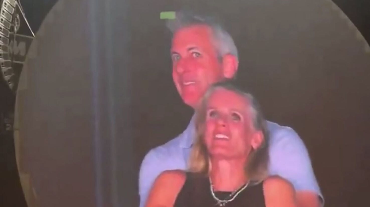 Andy Byron og Kristin Cabot blev fanget i en intim stund under en Coldplay-koncert.