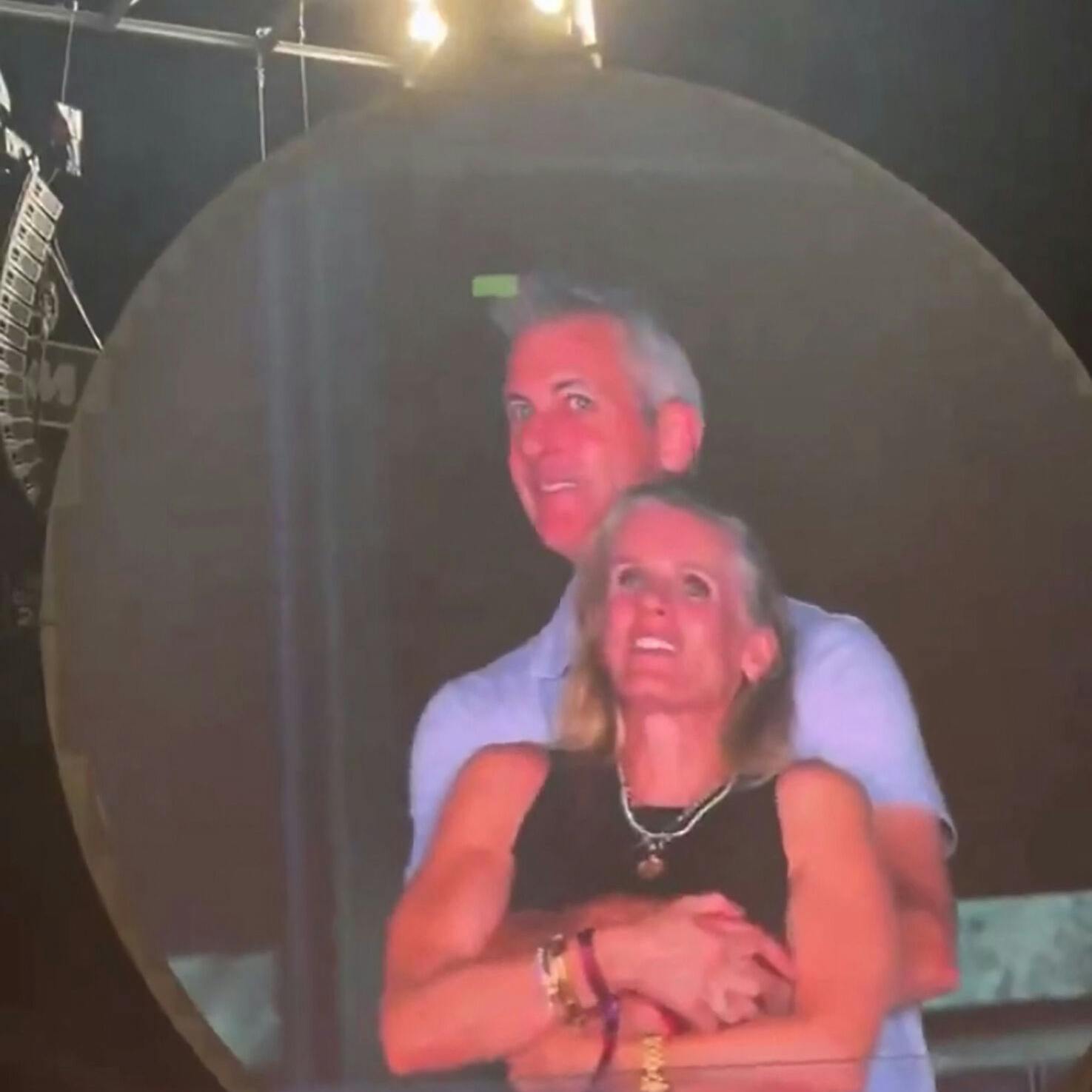 Andy Byron og Kristin Cabot blev fanget i en intim stund under en Coldplay-koncert.