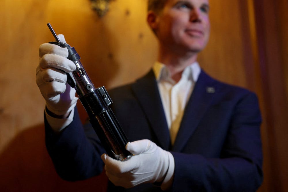 Darth Vaders lyssværd er fredag blevet solgt for omkring 23 millioner danske kroner på en auktion i Los Angeles. (Arkivfoto). - Foto: Hannah Mckay/Reuters&nbsp;