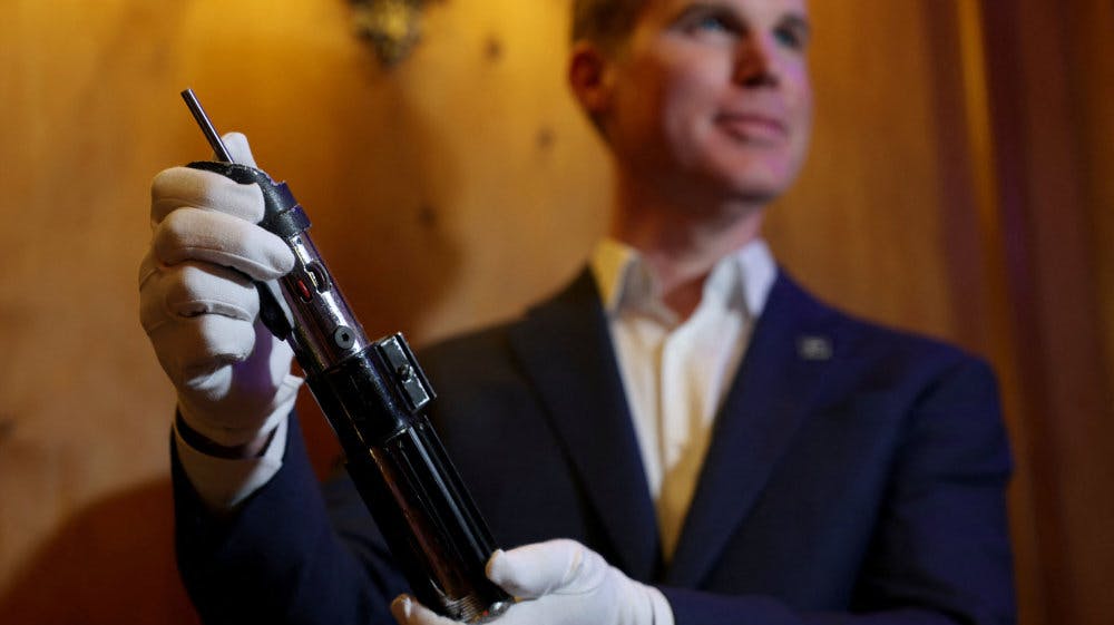 Darth Vaders lyssværd er fredag blevet solgt for omkring 23 millioner danske kroner på en auktion i Los Angeles. (Arkivfoto). - Foto: Hannah Mckay/Reuters 