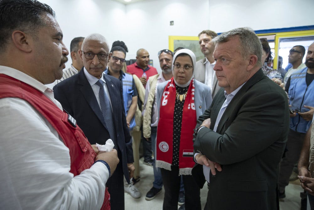 Udenrigsminister Lars Løkke Rasmussen (M) besøgte i september sidste år repræsentanter fra Egyptisk Røde Halvmåne og FN-repræsentanter ved et Gaza-nødhjælpslager. (Arkivfoto). - Foto: Bo Amstrup/Ritzau Scanpix&nbsp;
