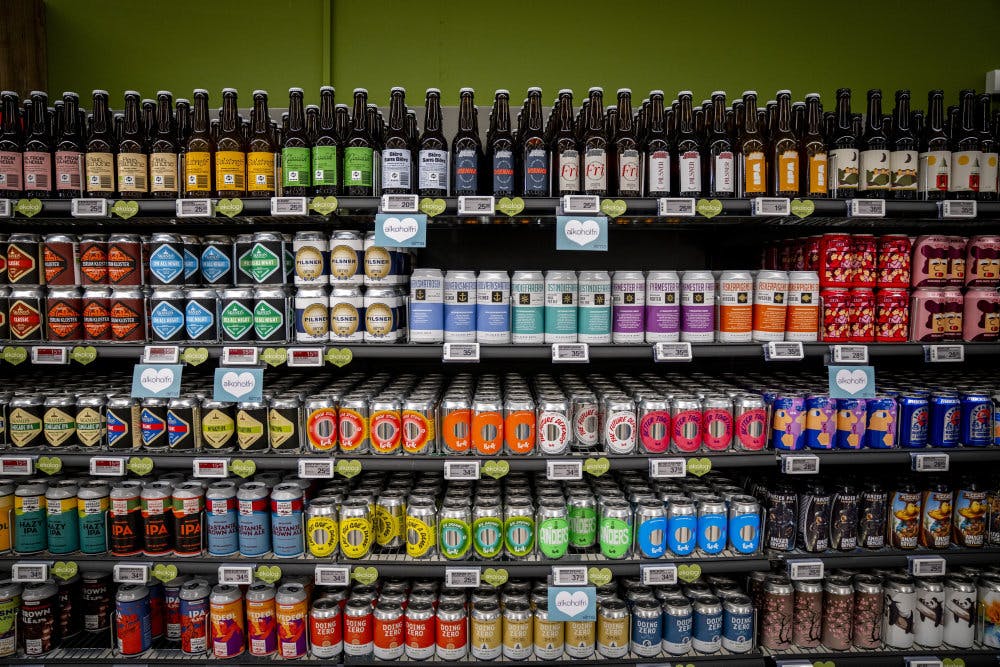 Breezer, øl og andre drikkevarer med alkohol skal fremover holdes adskilt fra butikkernes slikhylder og kasseområder. Det har regeringen sammen med detailhandlen og alkoholproducenterne indgået en aftale om. (Arkivfoto). - Foto: Ida Marie Odgaard/Ritza