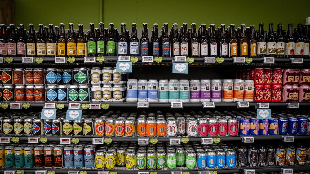 Breezer, øl og andre drikkevarer med alkohol skal fremover holdes adskilt fra butikkernes slikhylder og kasseområder. Det har regeringen sammen med detailhandlen og alkoholproducenterne indgået en aftale om. (Arkivfoto). - Foto: Ida Marie Odgaard/Ritza