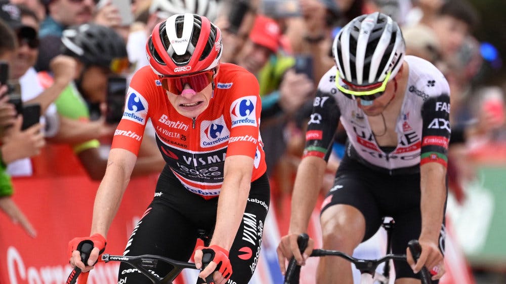 Jonas Vingegaard fik lige nøjagtigt presset cyklen foran rivalen João Almeida på målstregen på lørdagens etape. 