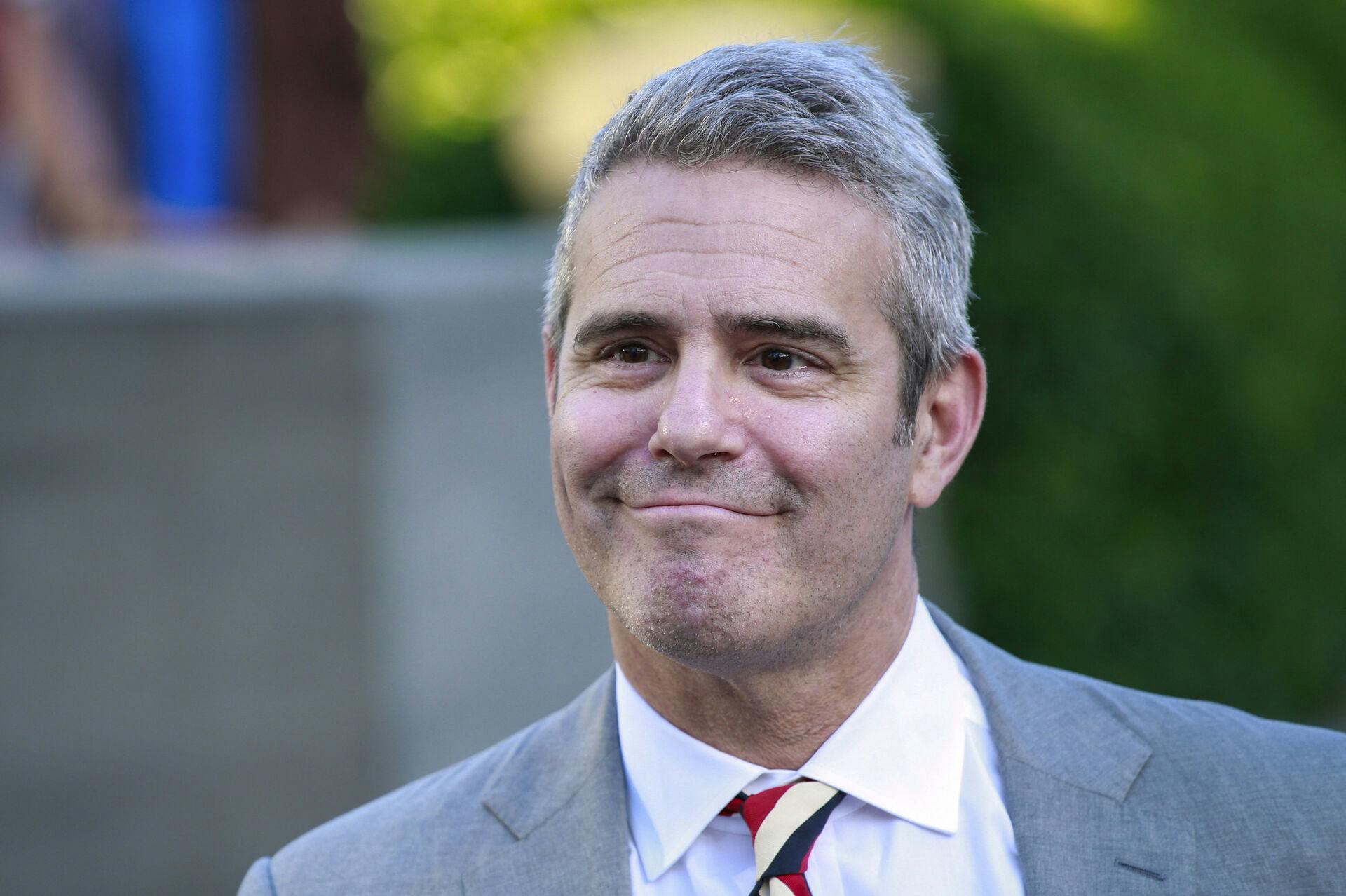 Radioværten Andy Cohen er også berømt, men slet ikke så samme niveau som Howard Stern. Han kan dog være billigere, hvilket måske tæller ind i regnestykket bag dagens chokbesked.