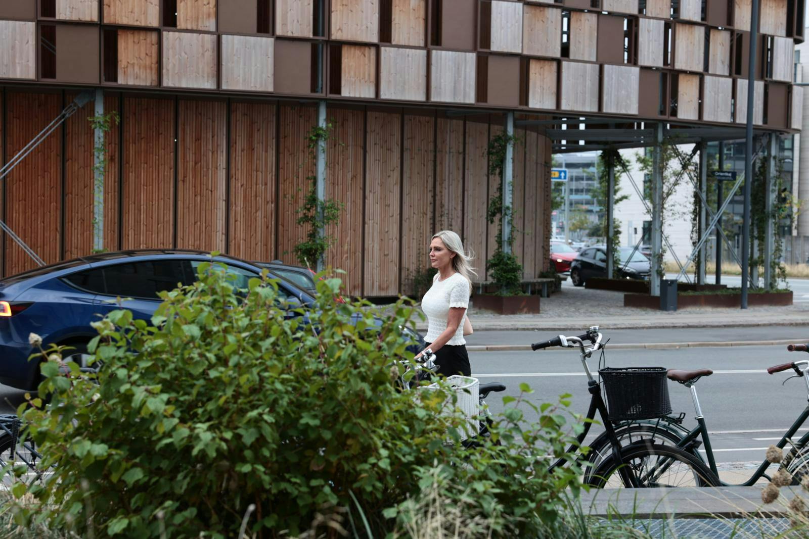 Janni Ree ankom uden sin elskede Jeppe. Heller ikke Karsten Ree var til at spotte, før sagen mandag gik i gang ved landsretten.