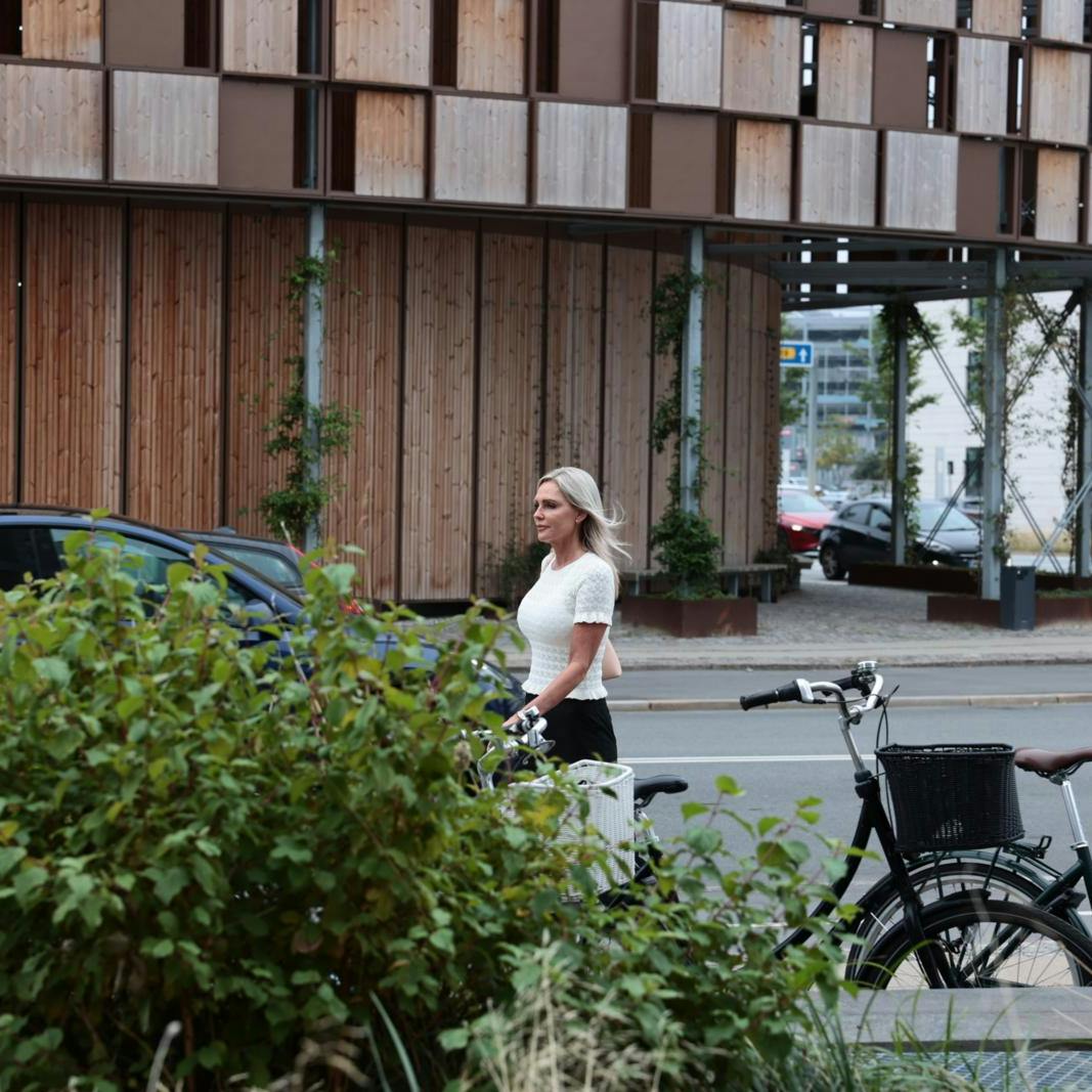 Janni Ree ankom uden sin elskede Jeppe. Heller ikke Karsten Ree var til at spotte, før sagen mandag gik i gang ved landsretten.
