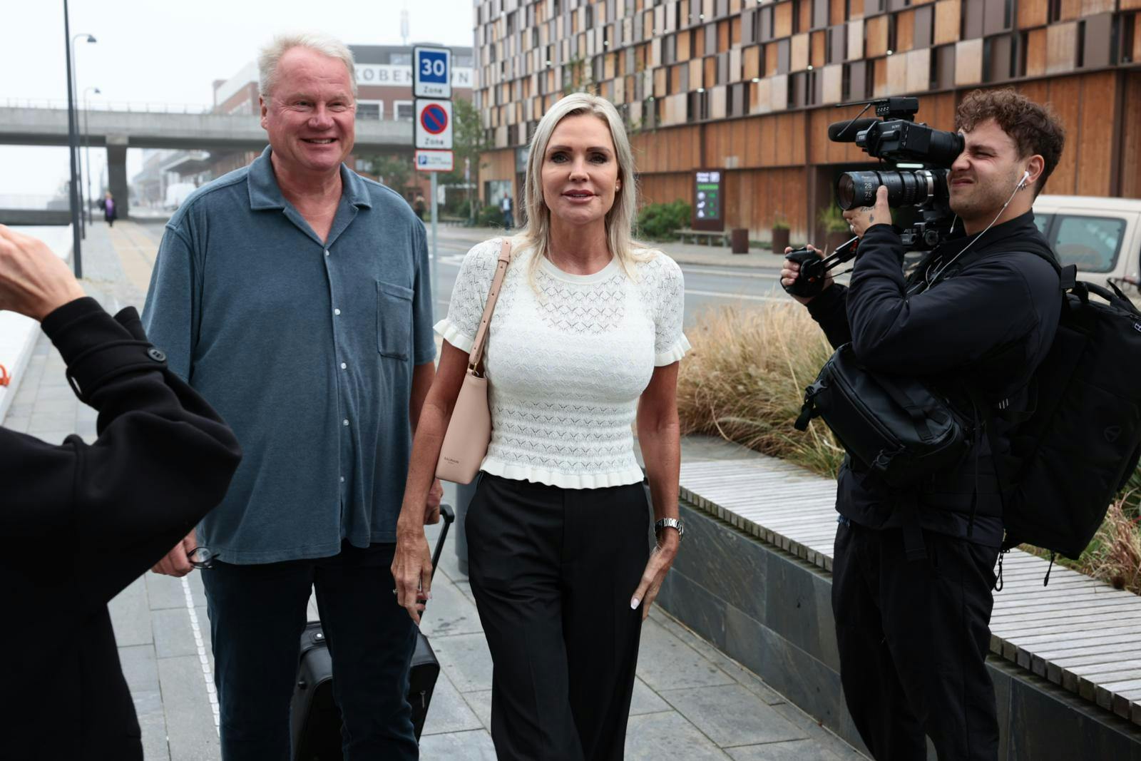 En kameramand fulgte Janni Ree, da hun mandag morgen dukkede op i Østre Landsret. Her ses hun med Buster Nordic-direktør Knud Pilegaard.