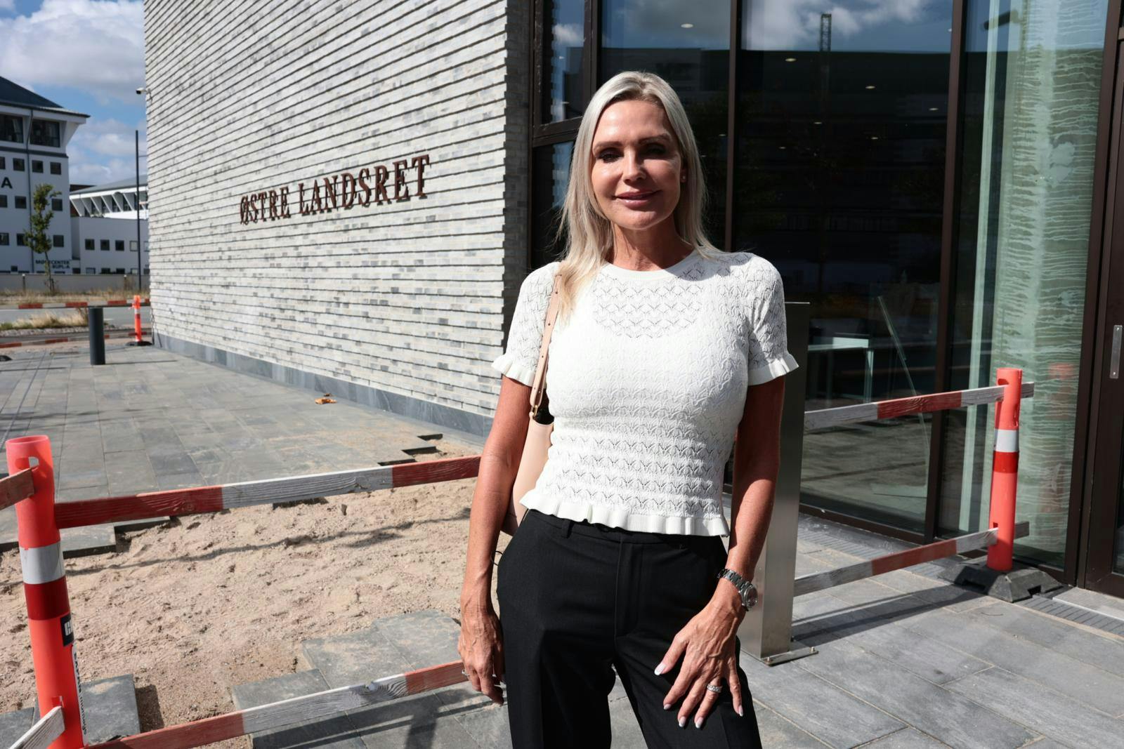 Janni Ree var til stede i Østre Landsret hele mandagen. Men hun må vente en måned på at finde ud af, om hun må skrive om ægteskabet med eksmanden Karsten Ree.