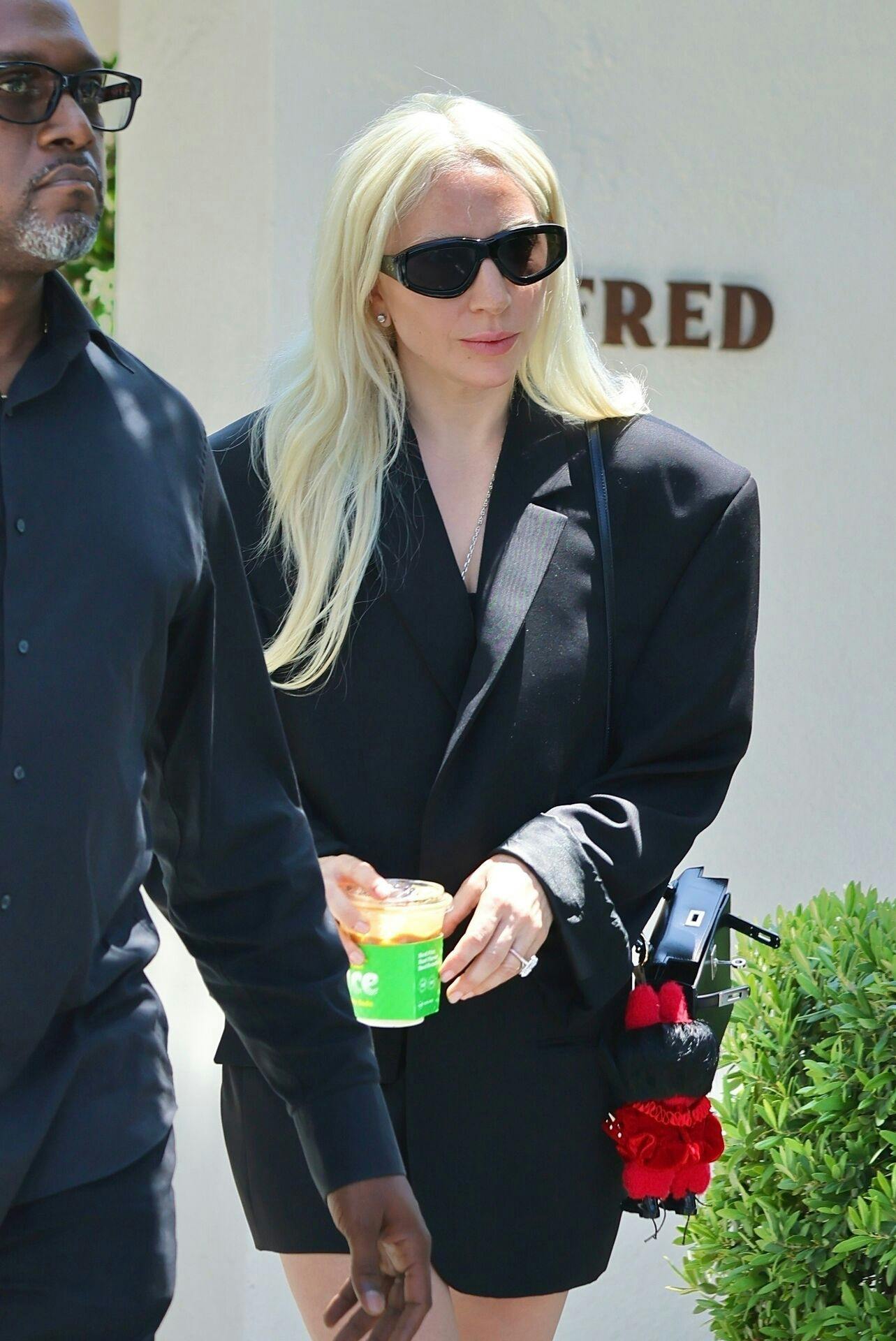 Lady Gaga er også den stolte ejer af en Labubu, der her får lov til at hænge og pynte på hendes Kelly Bag fra Hermès.
