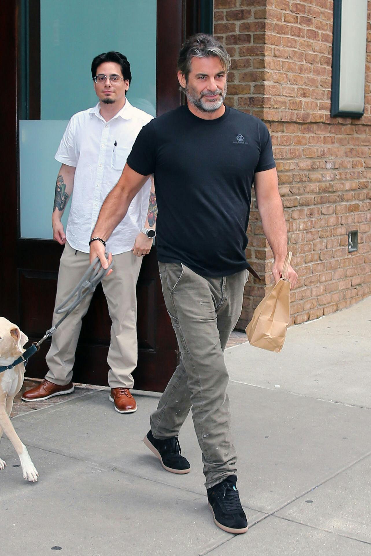 Efter det kom frem, at Jim Curtis var blevet kærester med "Friends"-stjernen, har paparazzi-fotograferne jaget den professionelle life coach.