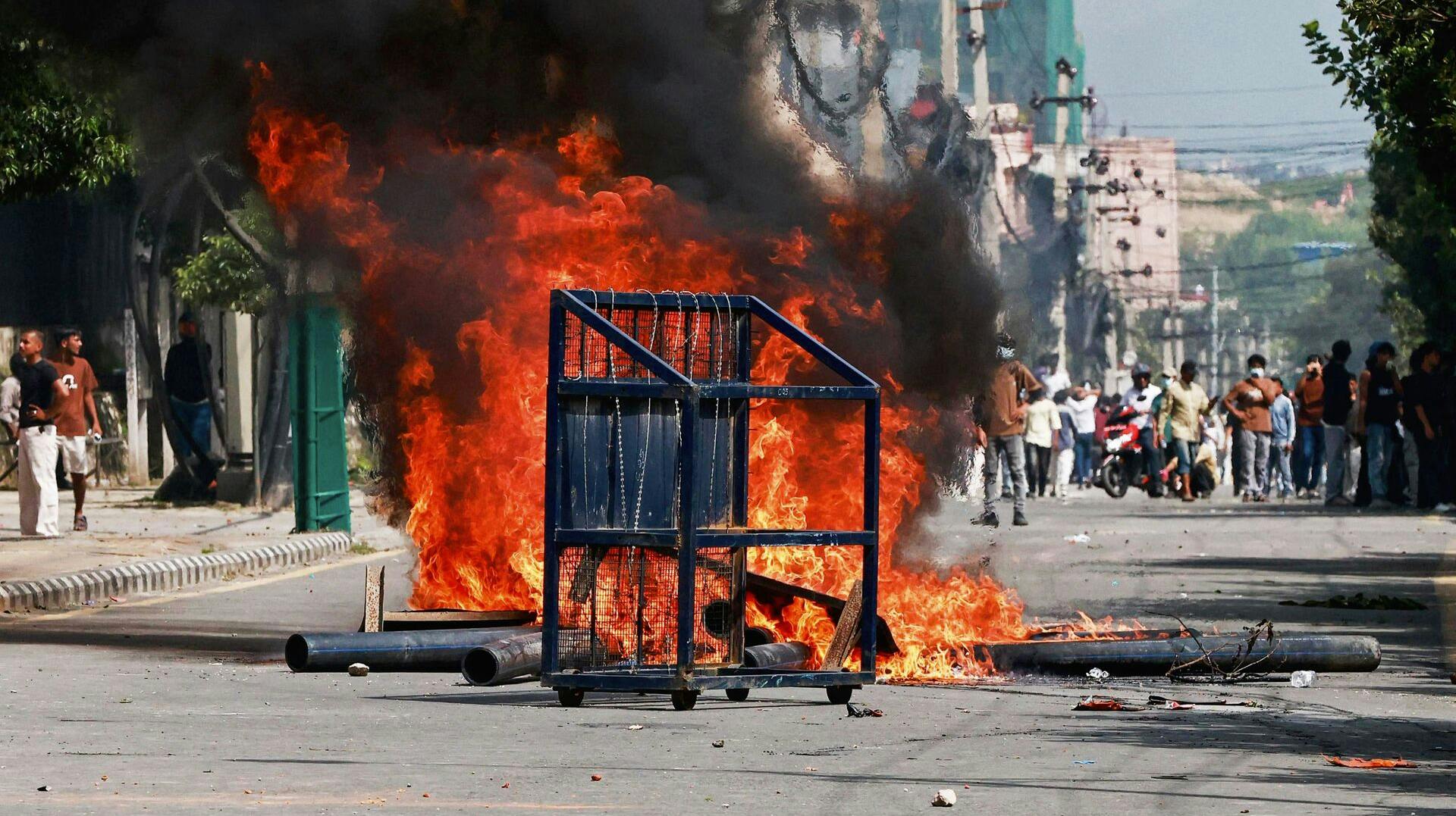 Der er mandag voldosmme demonstartioner i Nepals hovedstad, Kathmandu, som følge af regeringens beslutning om at begrænse adgangen til sociale medier.