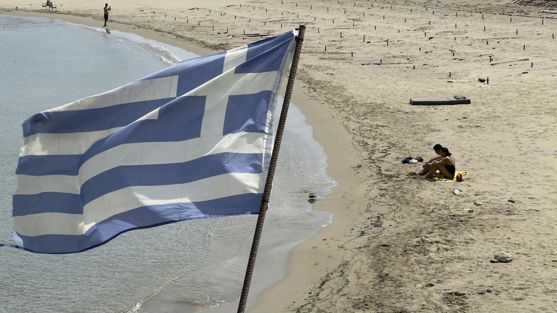En mand er fundet død på populær strand i Grækenland.