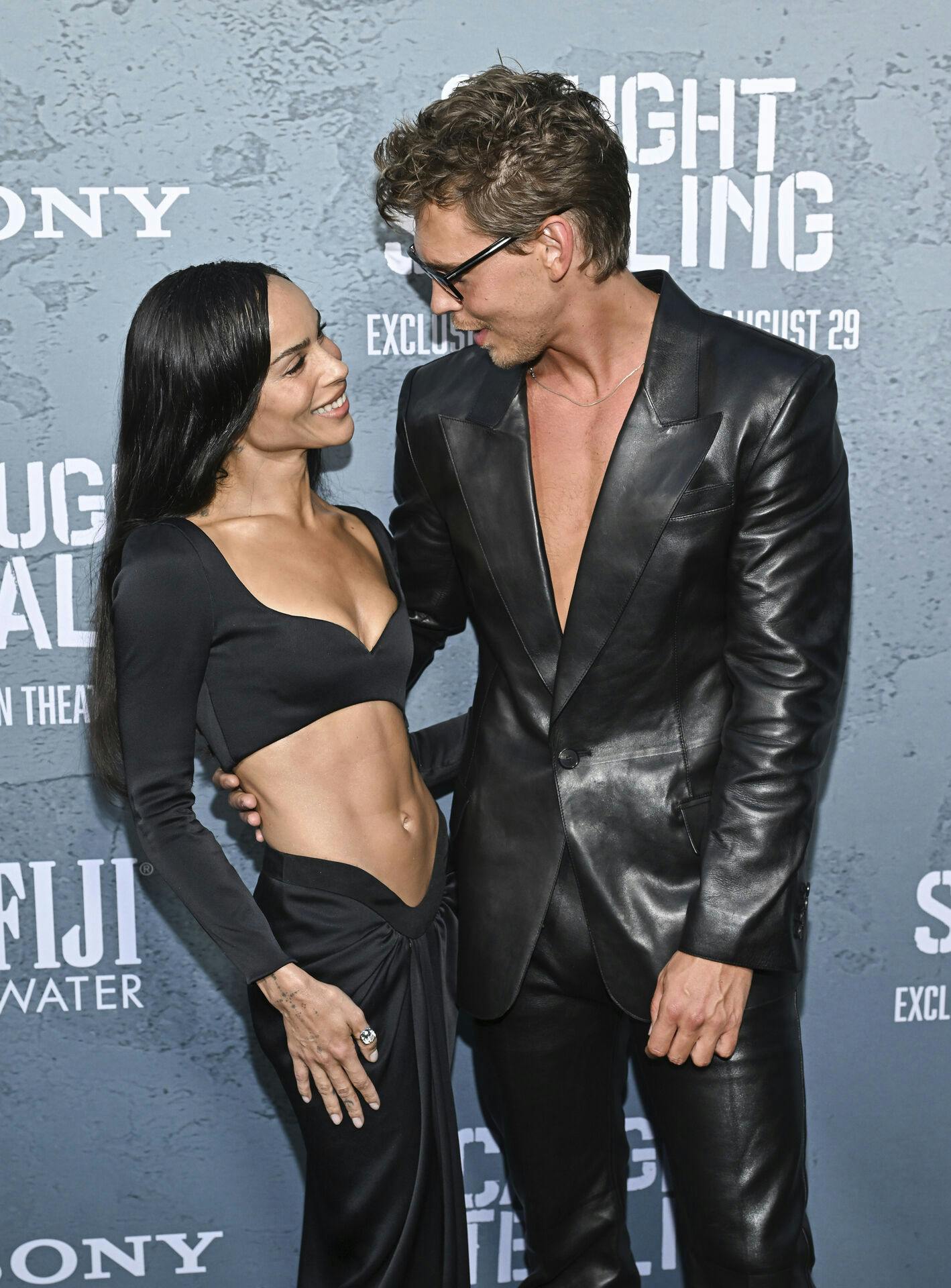 Her havde Butler taget sin medstjerne Zoe Kravitz med på læberen. Men hun har travlt med at date Harry Styles for tiden.