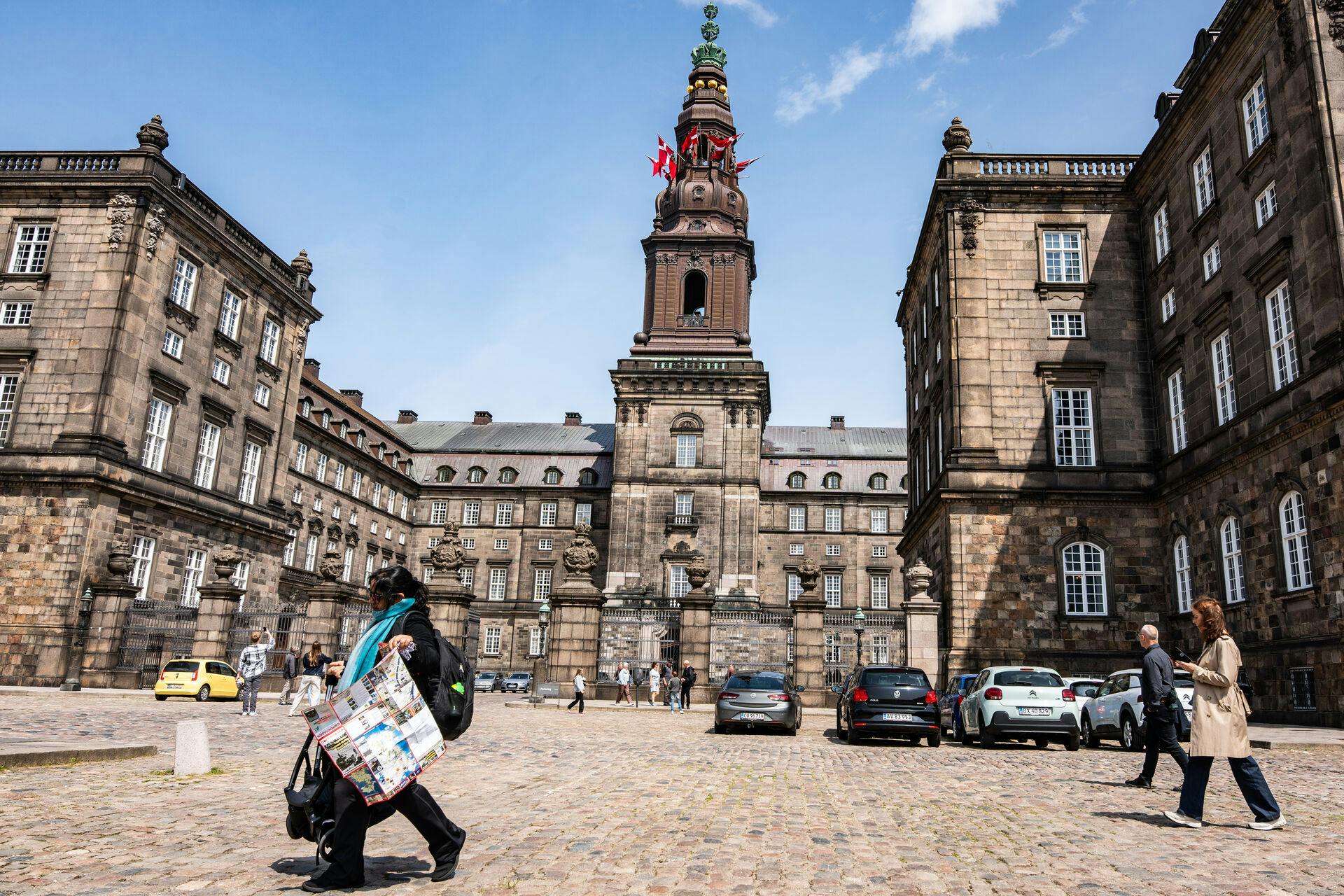 Tre personer er blevet anholdt i forbindelse med en afstemning i Folketinget på Christiansborg. Ifølge politiet afbrød de afstemningen.