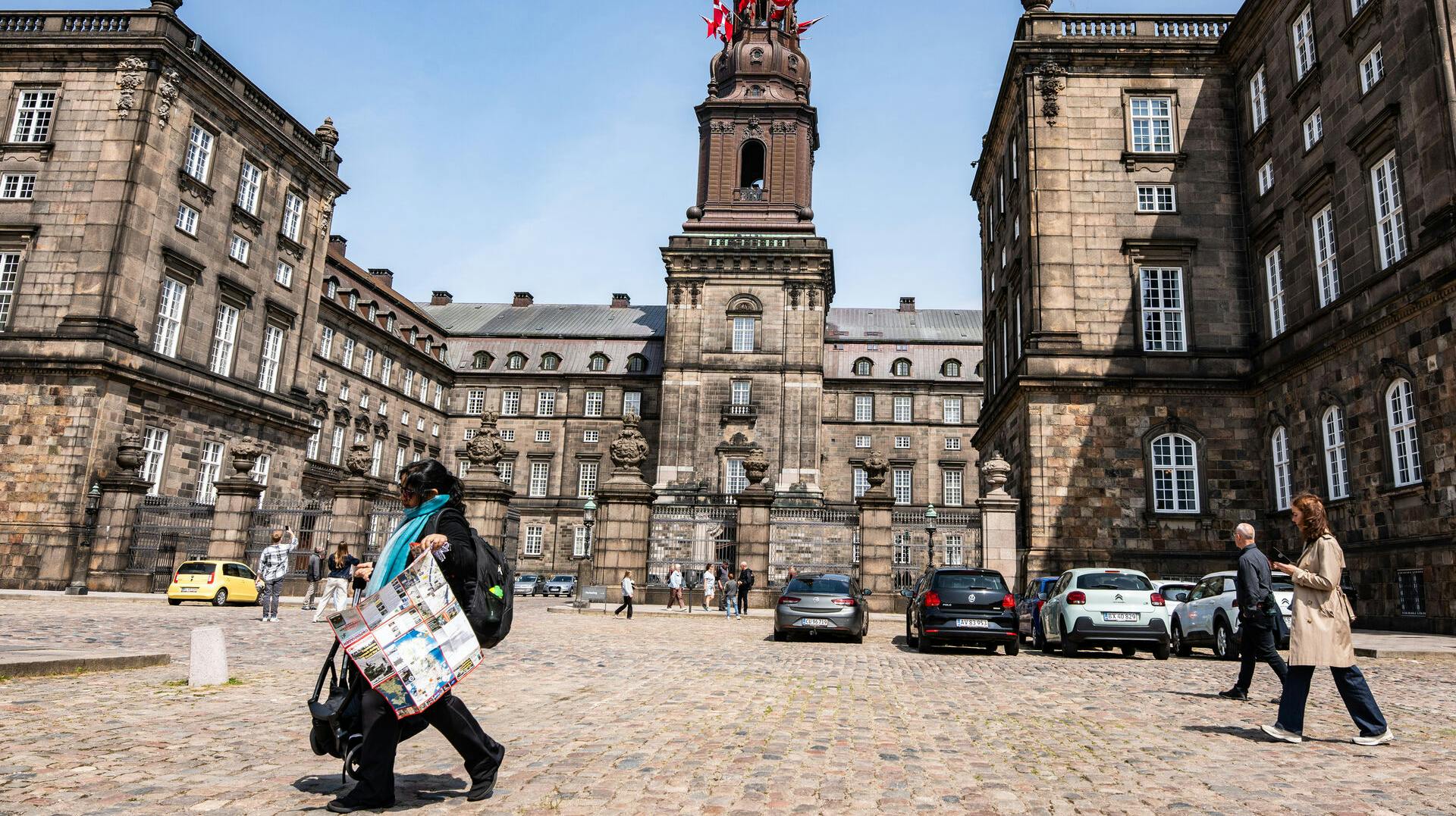 Tre personer er blevet anholdt i forbindelse med en afstemning i Folketinget på Christiansborg. Ifølge politiet afbrød de afstemningen.