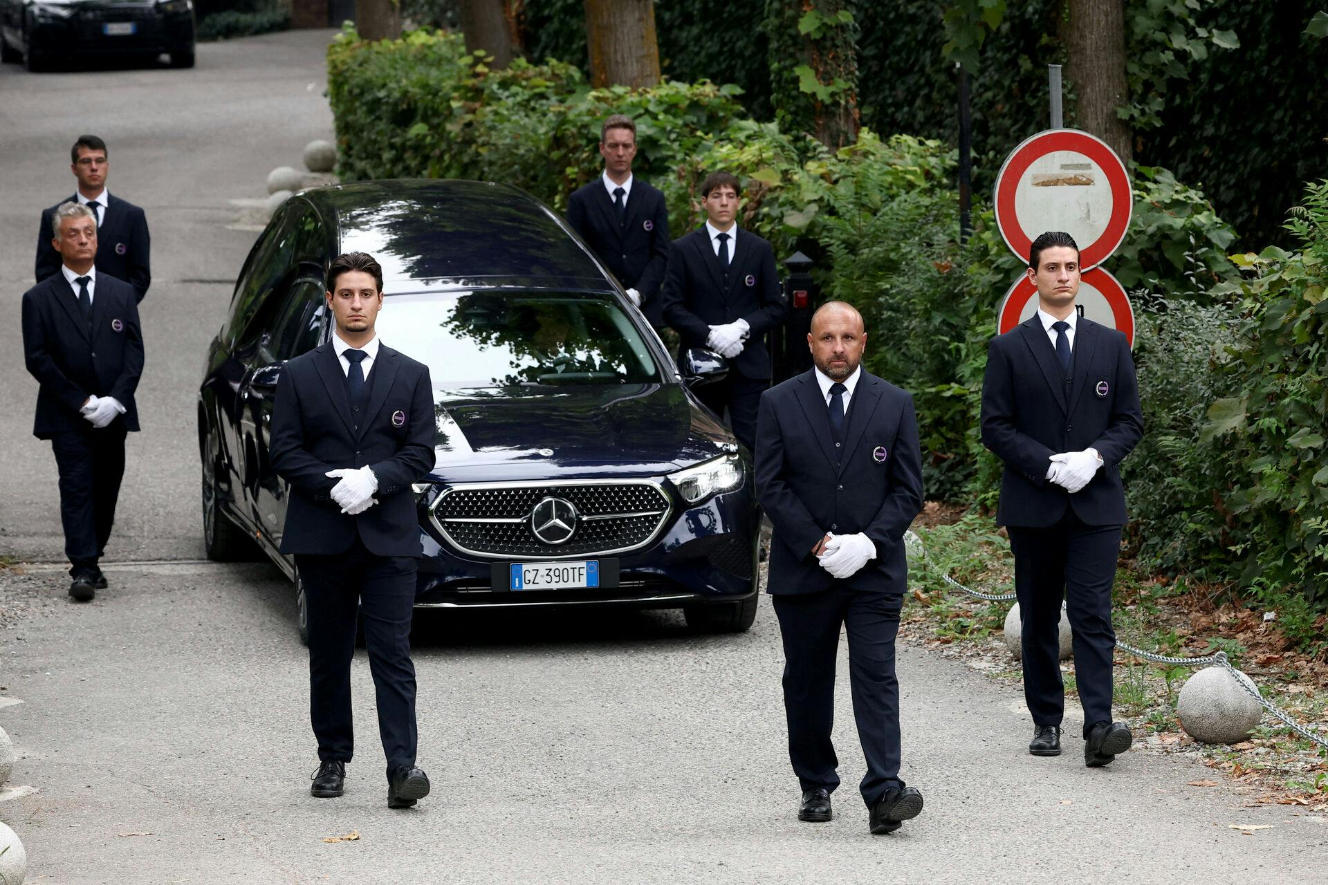 En rustvogn med kisten med den afdøde italienske modedesigner Giorgio Armani forlader San Martino-kirken efter den private begravelsesceremoni i Rivalta, Italien.