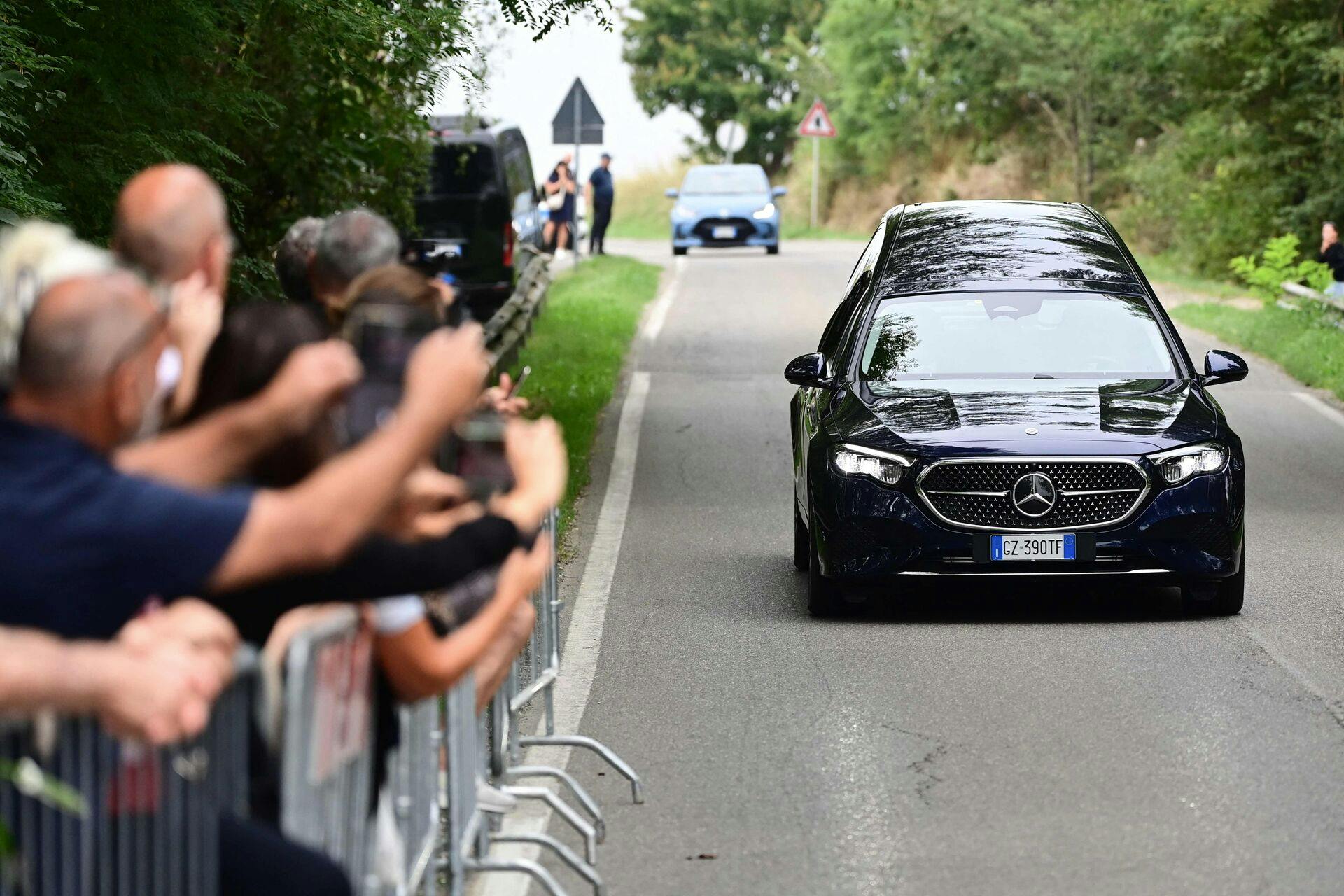 Den italienske lokalbefolkning var mødt op for at vinke farvel.