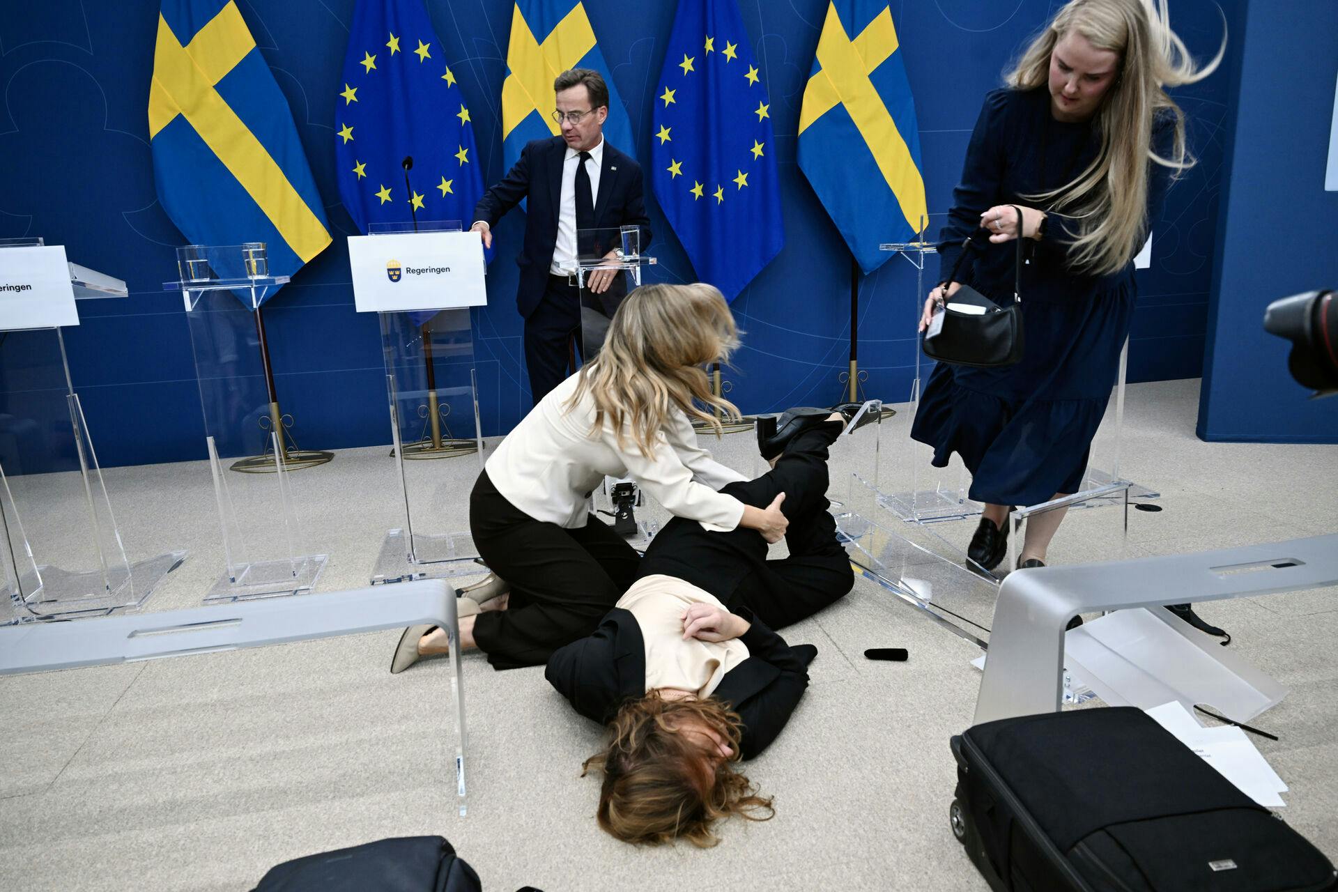STOCKHOLM, SVERIGE 20250909 Den nya sjukvårdsministern Elisabet Lann (KD) svimmar under en pressträff med Statsminister Ulf Kristersson (M) efter riksmötets öppnande på tisdagen. Foto: Fredrik Sandberg / TT / Kod 10080