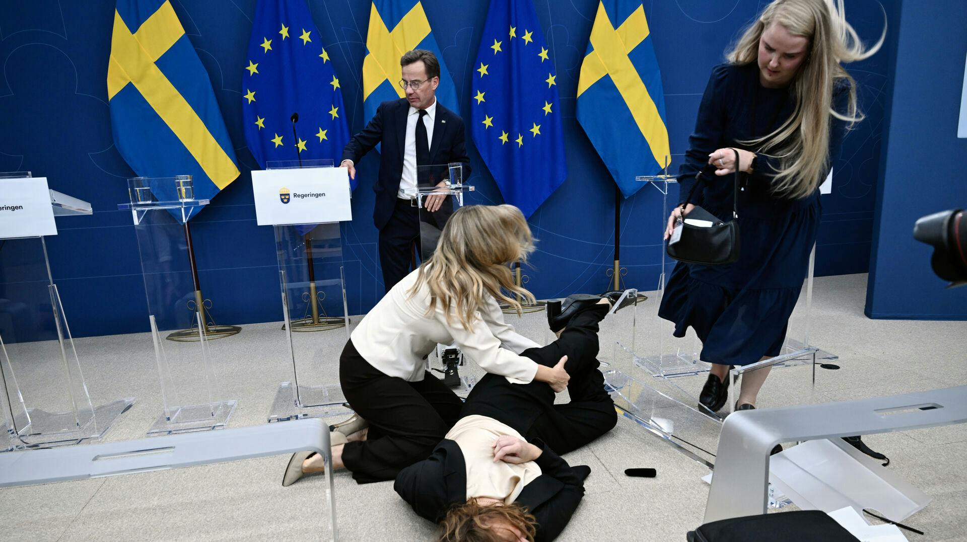 STOCKHOLM, SVERIGE 20250909 Den nya sjukvårdsministern Elisabet Lann (KD) svimmar under en pressträff med Statsminister Ulf Kristersson (M) efter riksmötets öppnande på tisdagen. Foto: Fredrik Sandberg / TT / Kod 10080
