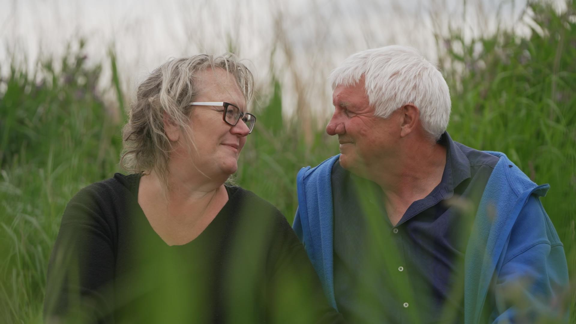 Da Gitte og Lars begyndte at kysse i krogene, så hun det som en forsikring om, at han så og ville hende, fortæller hun.