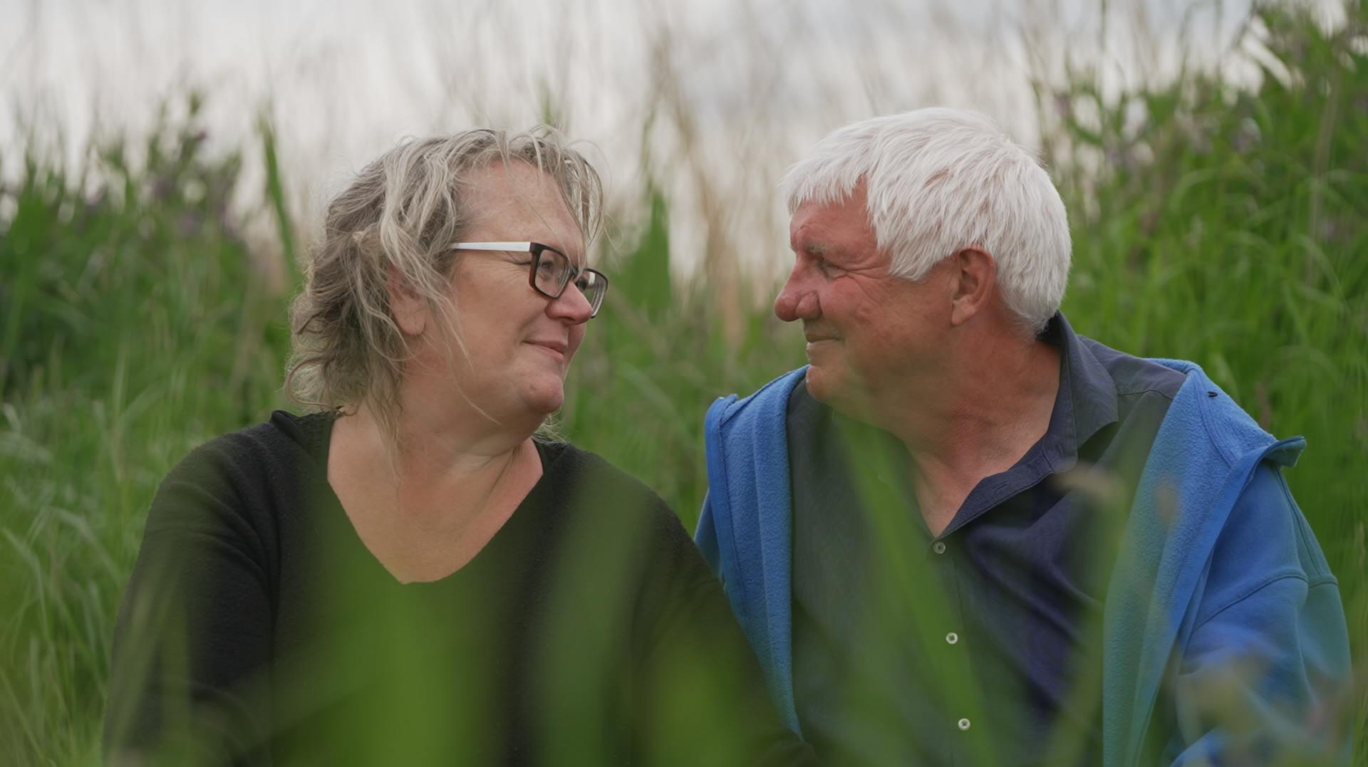 Da Gitte og Lars begyndte at kysse i krogene, så hun det som en forsikring om, at han så og ville hende, fortæller hun.