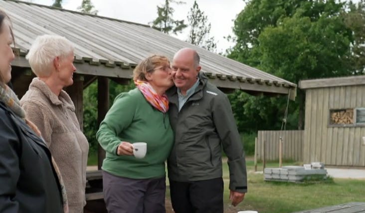 - Under corona fandt jeg ud af, at der er mange måder at hilse på. Men med en partner, der skal jeg sgu lige ind at mærke den kemi, der opstår mellem to mennesker, når man krammer, siger Winnie Topp.